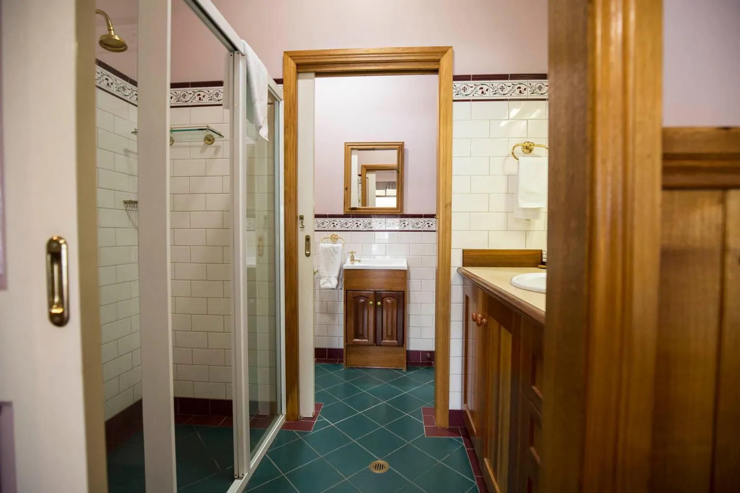 Bathroom in Robyn's Nest Lakeside Resort
