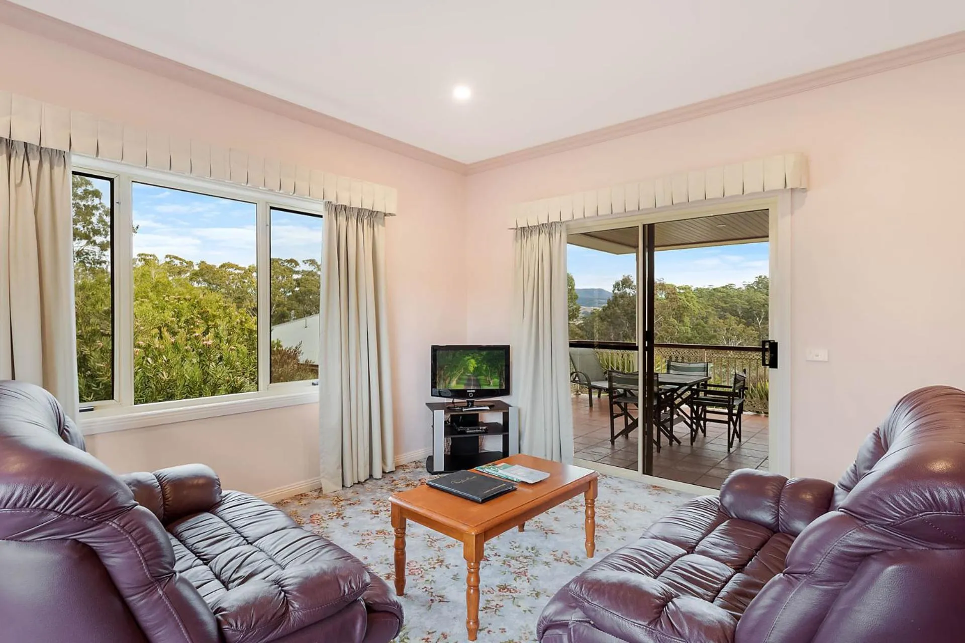 Living room in Robyn's Nest Lakeside Resort
