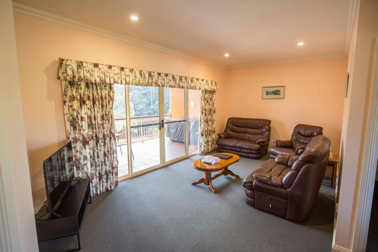 Living room in Robyn's Nest Lakeside Resort