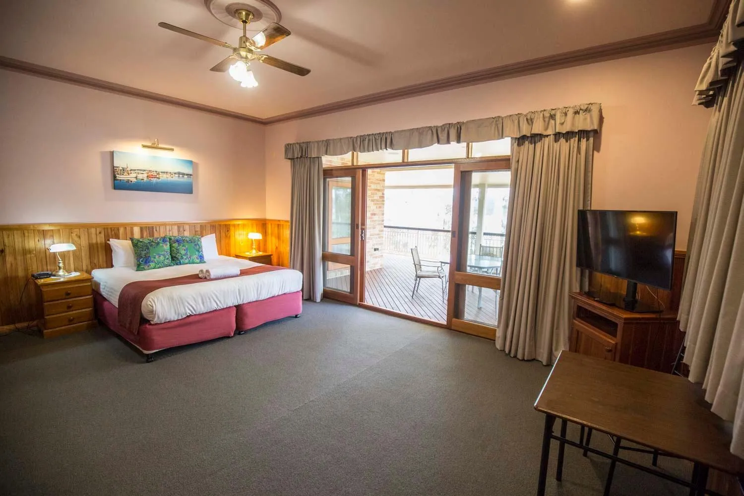 Bedroom, Bed in Robyn's Nest Lakeside Resort