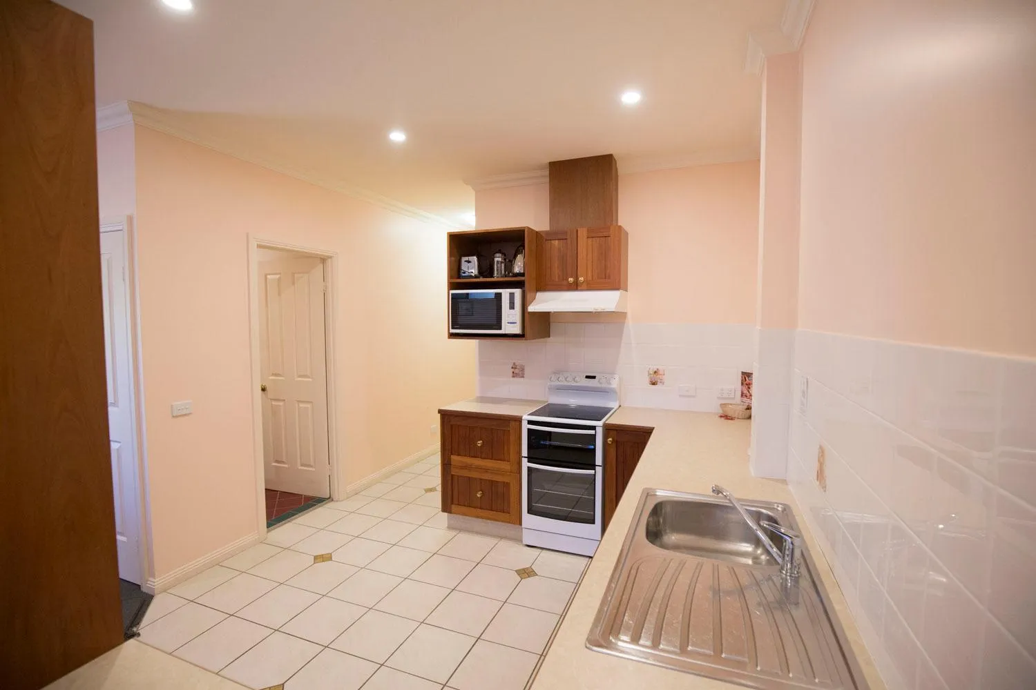 Kitchen or kitchenette in Robyn's Nest Lakeside Resort