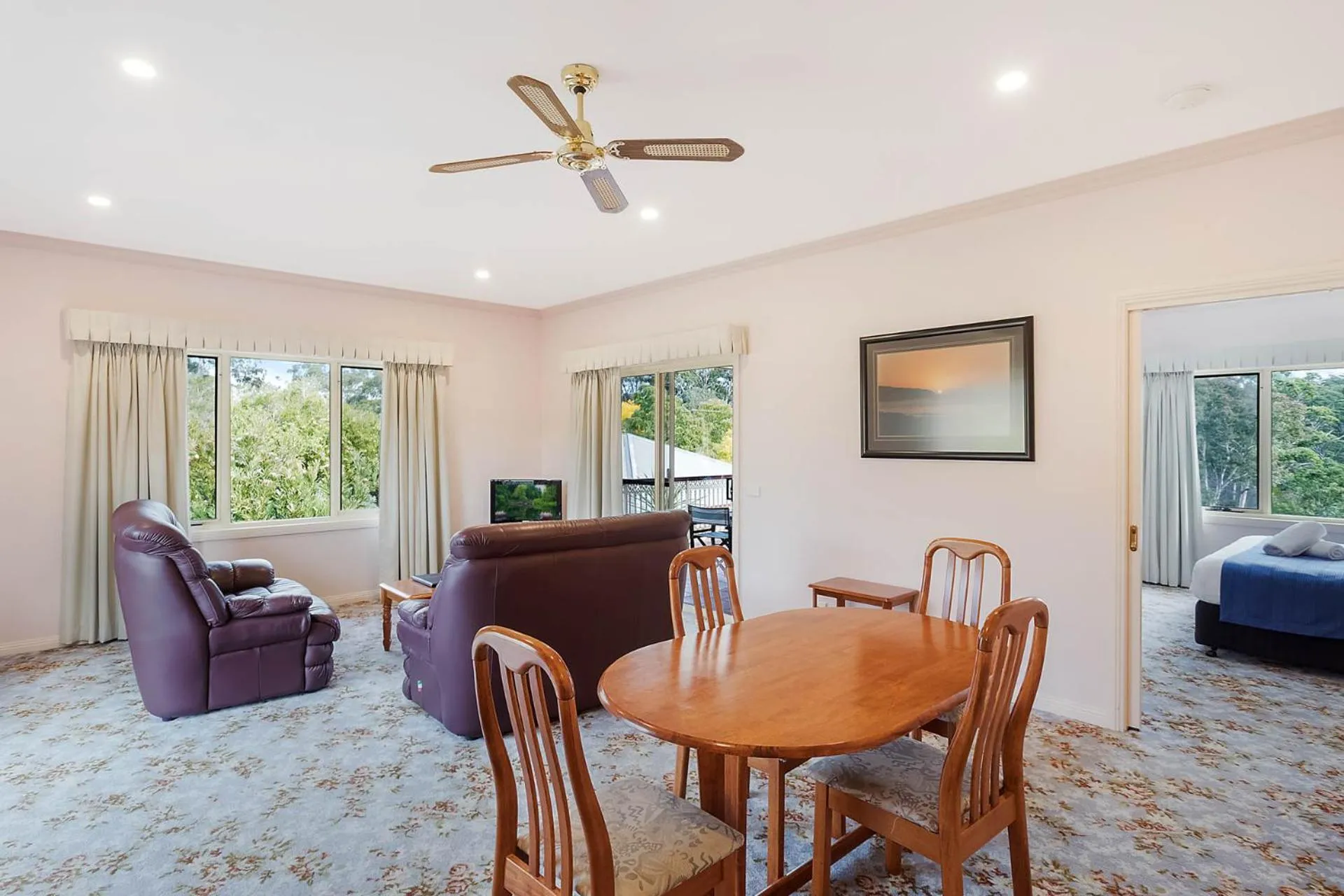 Living room in Robyn's Nest Lakeside Resort