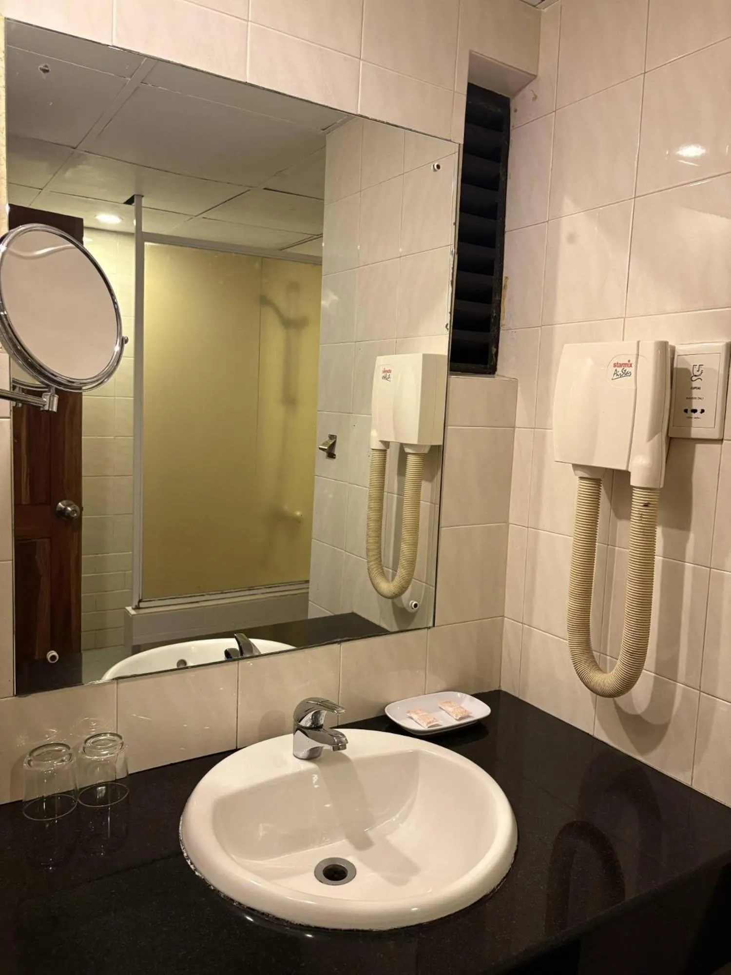 Bathroom in Hotel Janaki