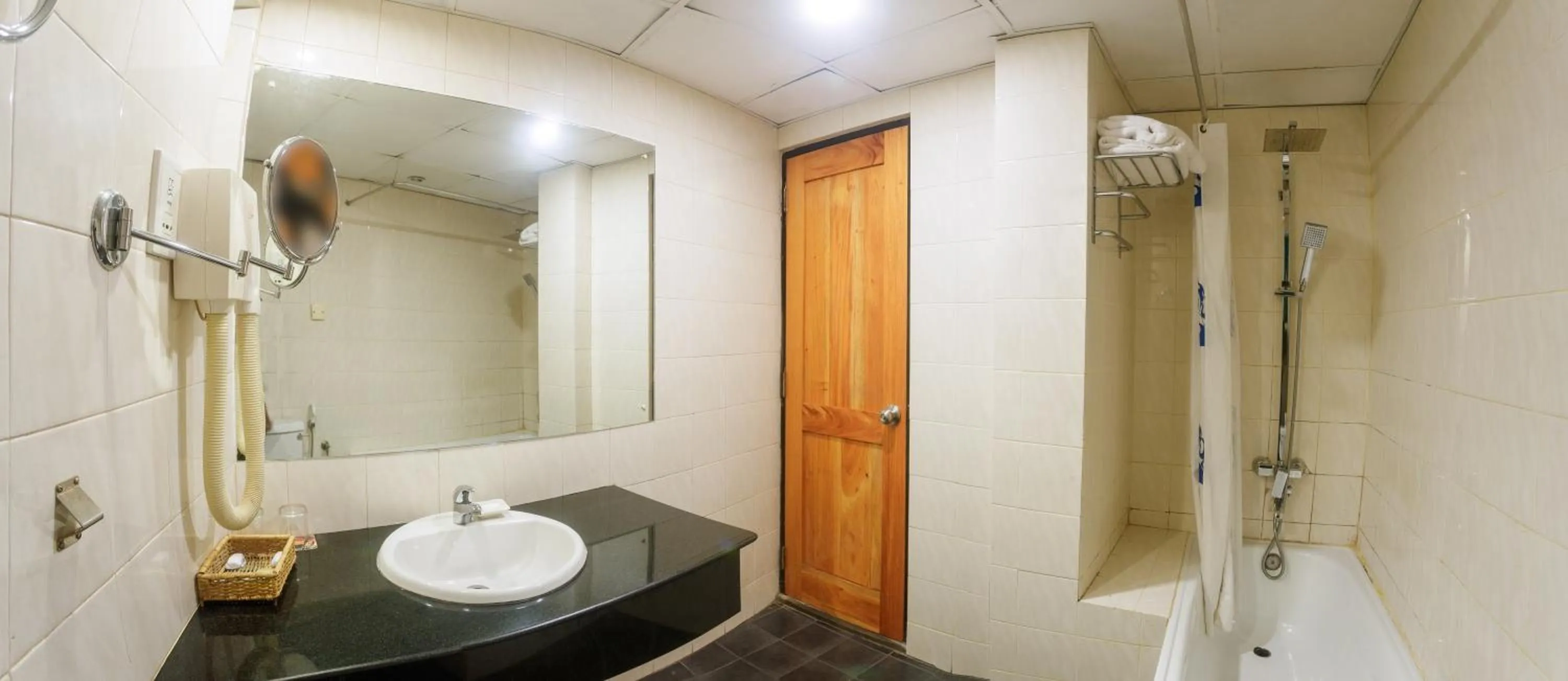 Bathroom in Hotel Janaki