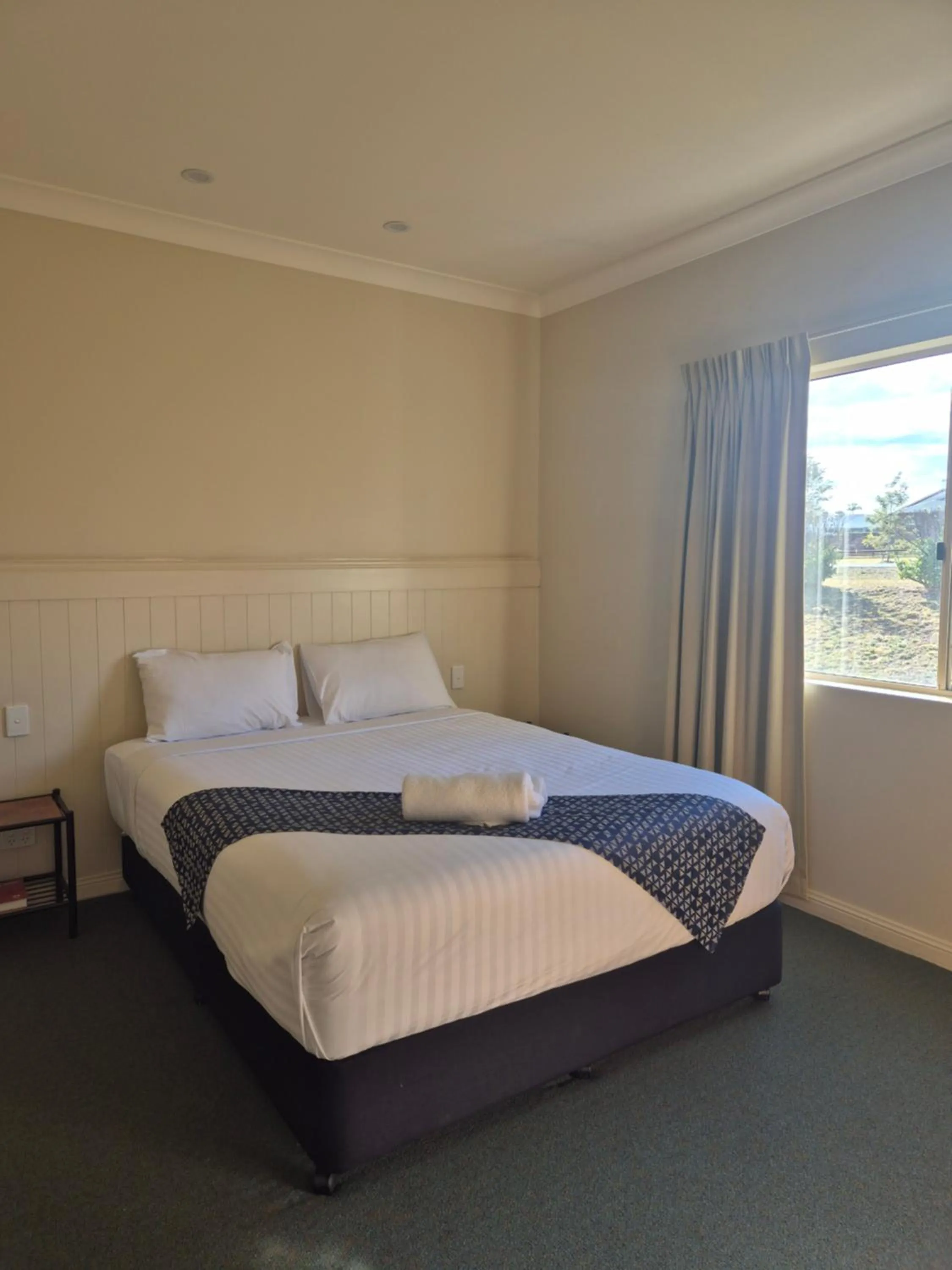 Bed in Pittsworth Motor Inn