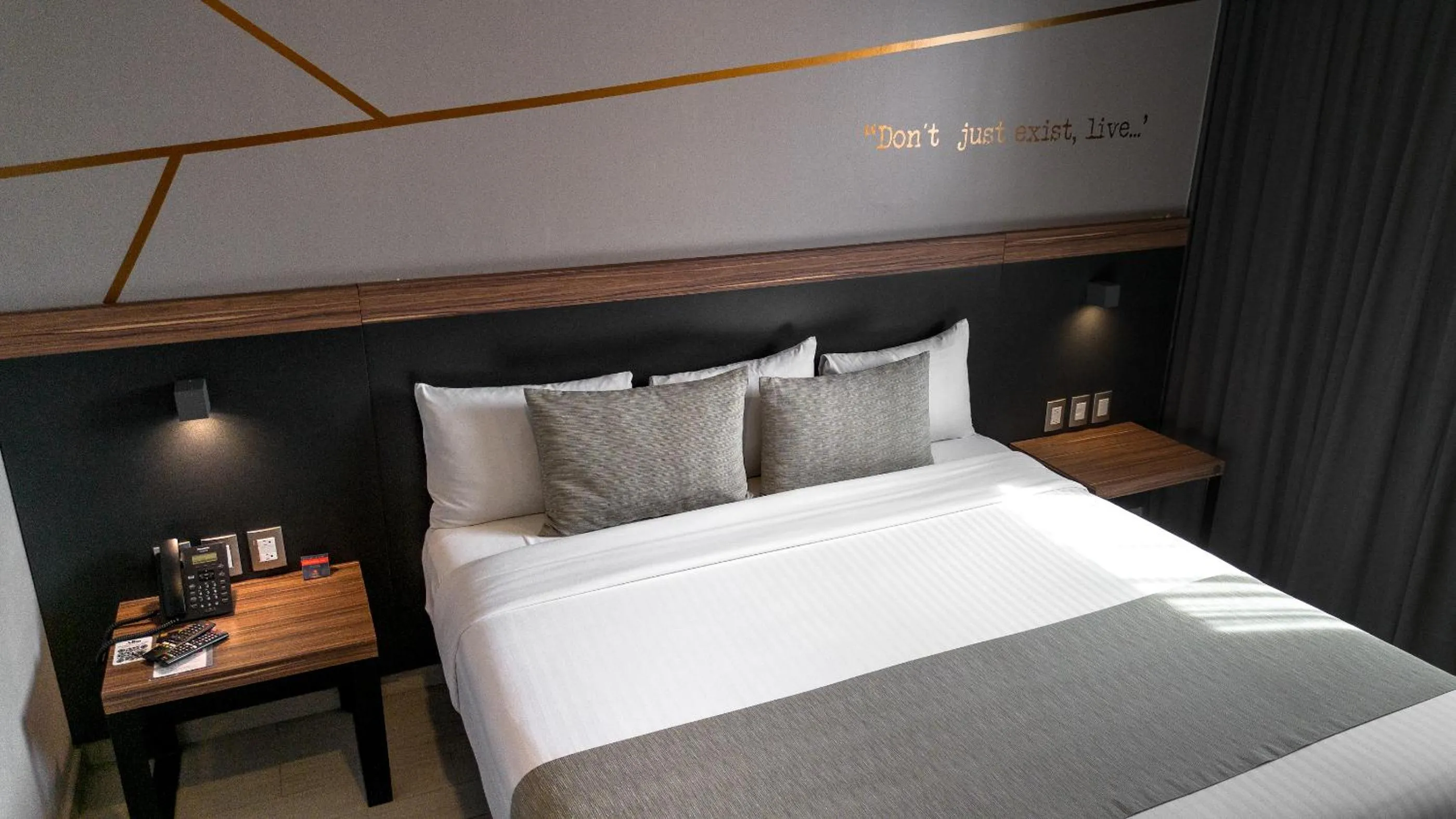 Photo of the whole room, Bed in Bedford Hotel