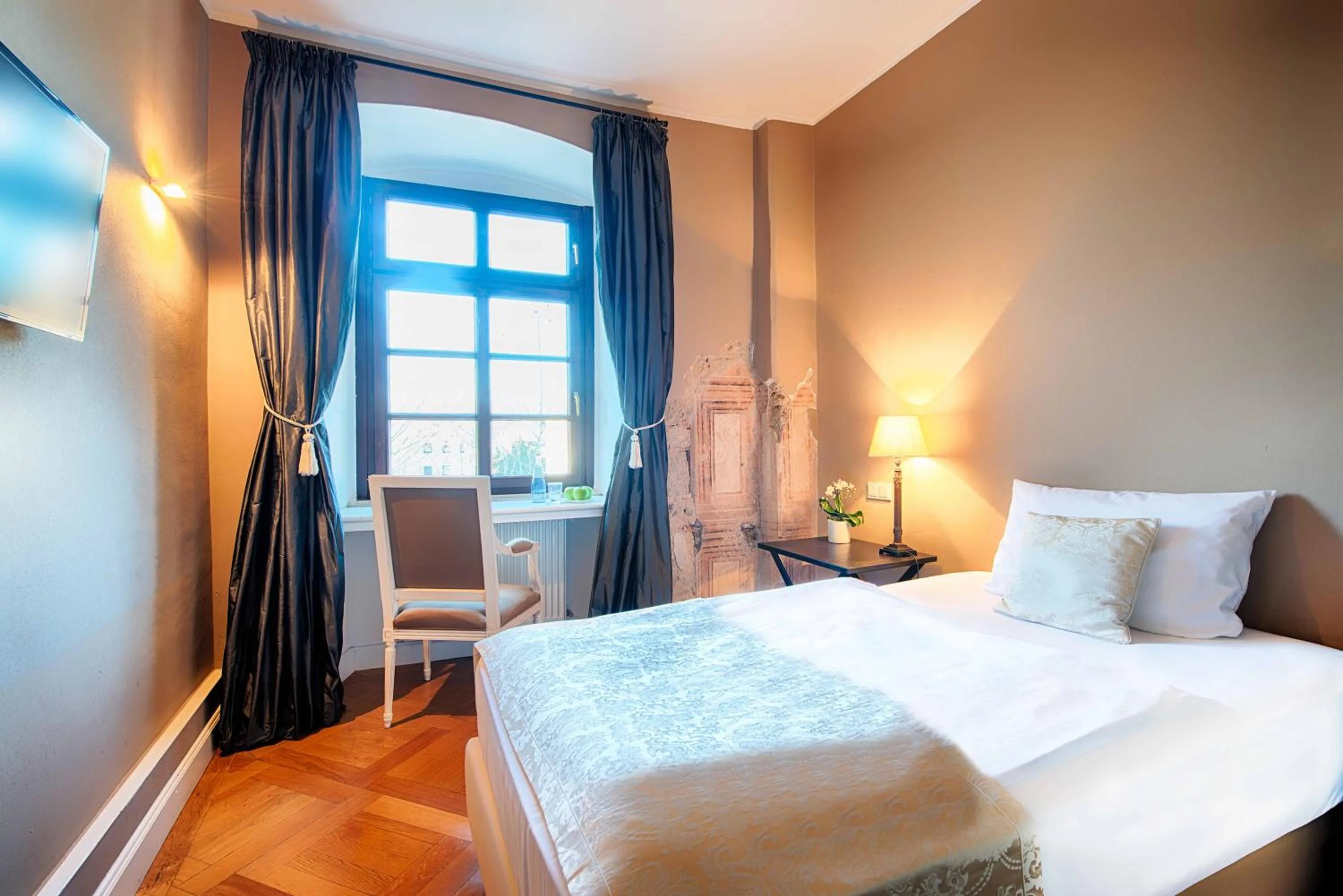 Photo of the whole room, Bed in Hotel Schloss Lehen