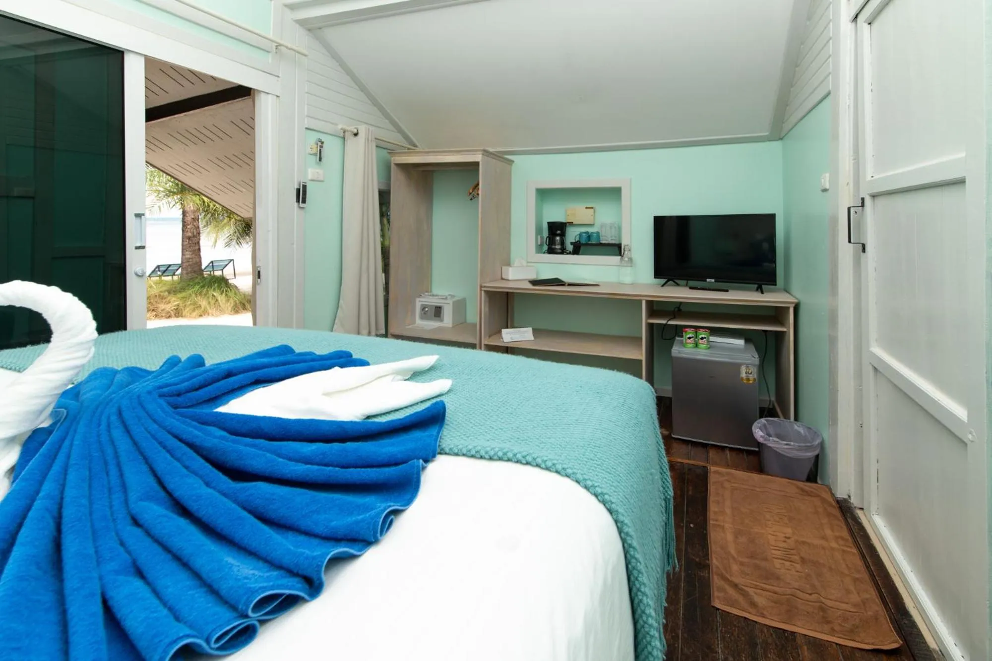 Bed in Phangan Beach Resort