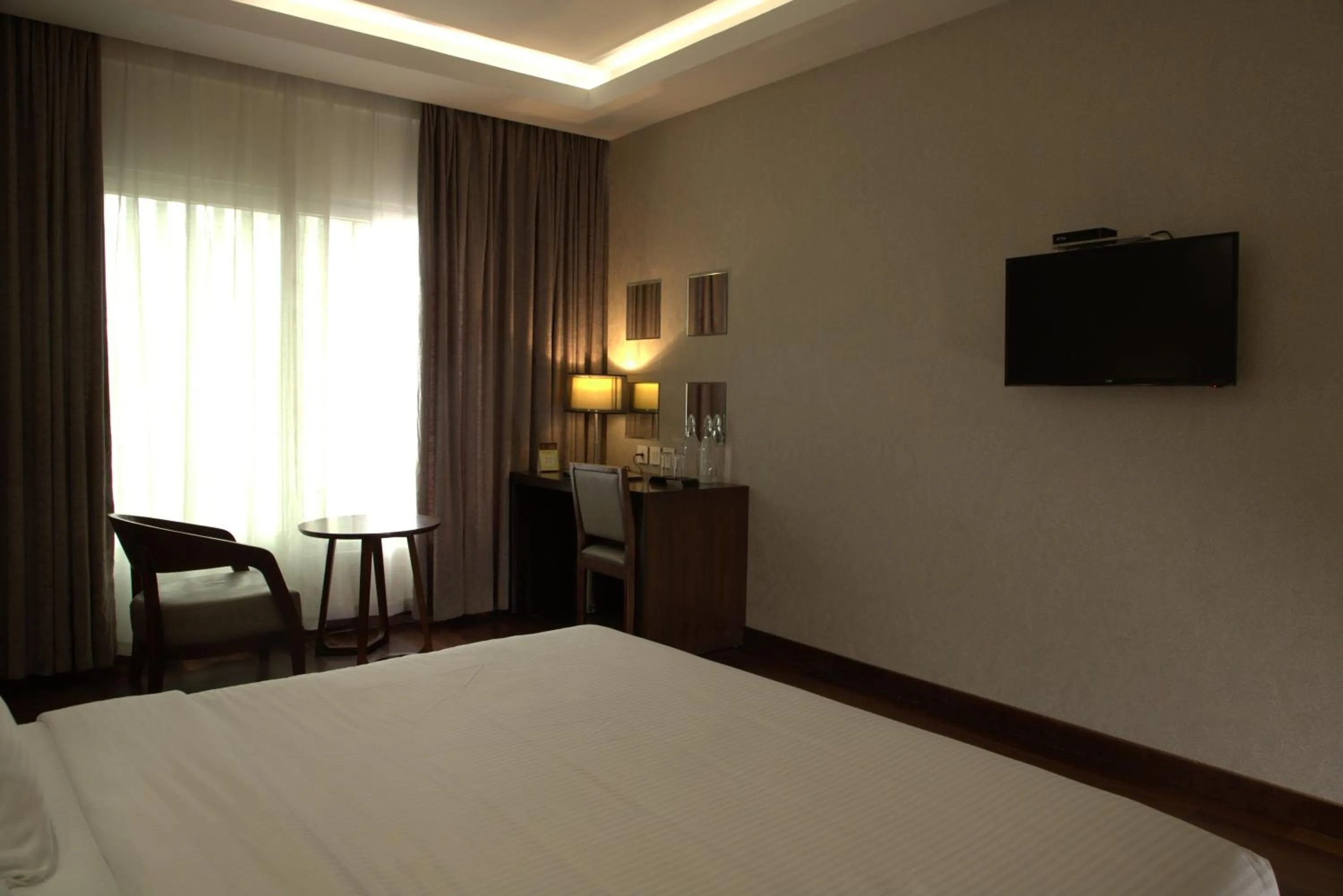 TV and multimedia, Bed in The Hamuse Hotel Kodaikanal - Luxury Redefined