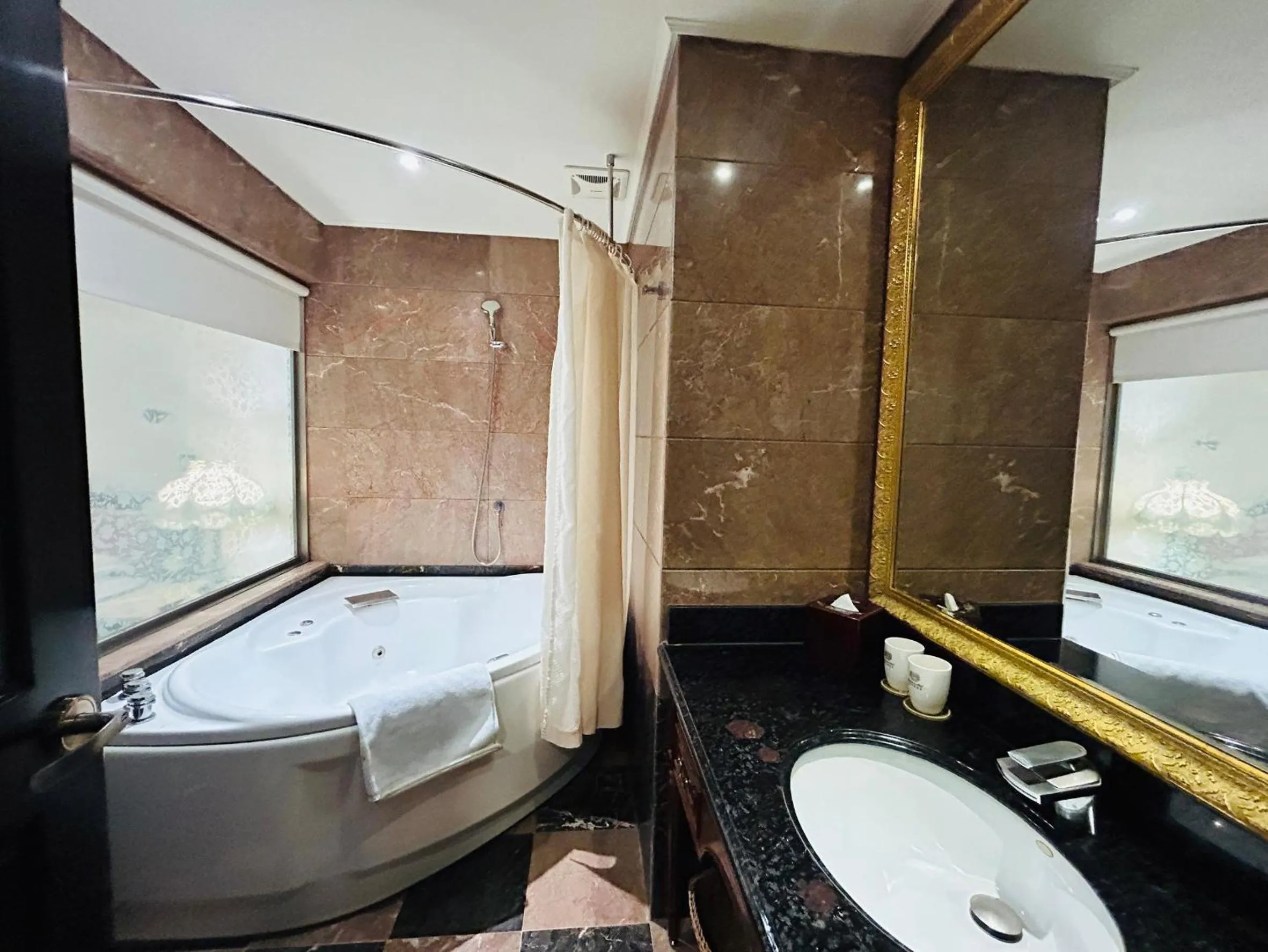 Bath in Royal Seasons Hotel Taipei ‧ Nanjing W.