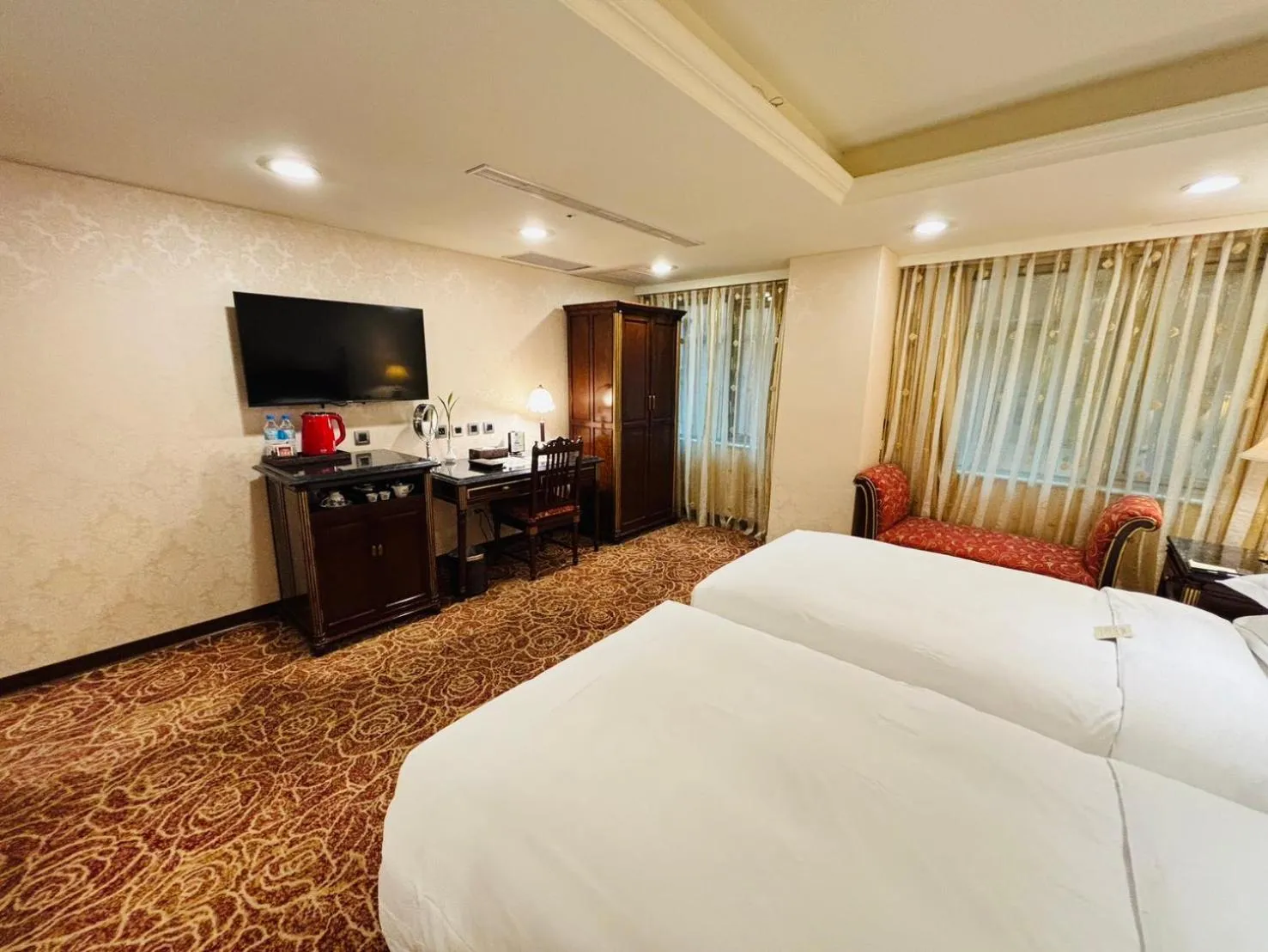 Photo of the whole room, Bed in Royal Seasons Hotel Taipei ‧ Nanjing W.