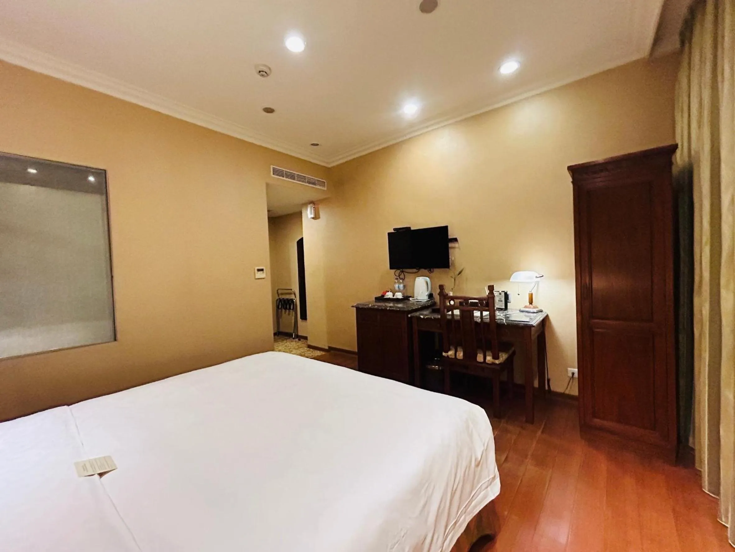 Coffee/tea facilities, Bed in Royal Seasons Hotel Taipei ‧ Nanjing W.