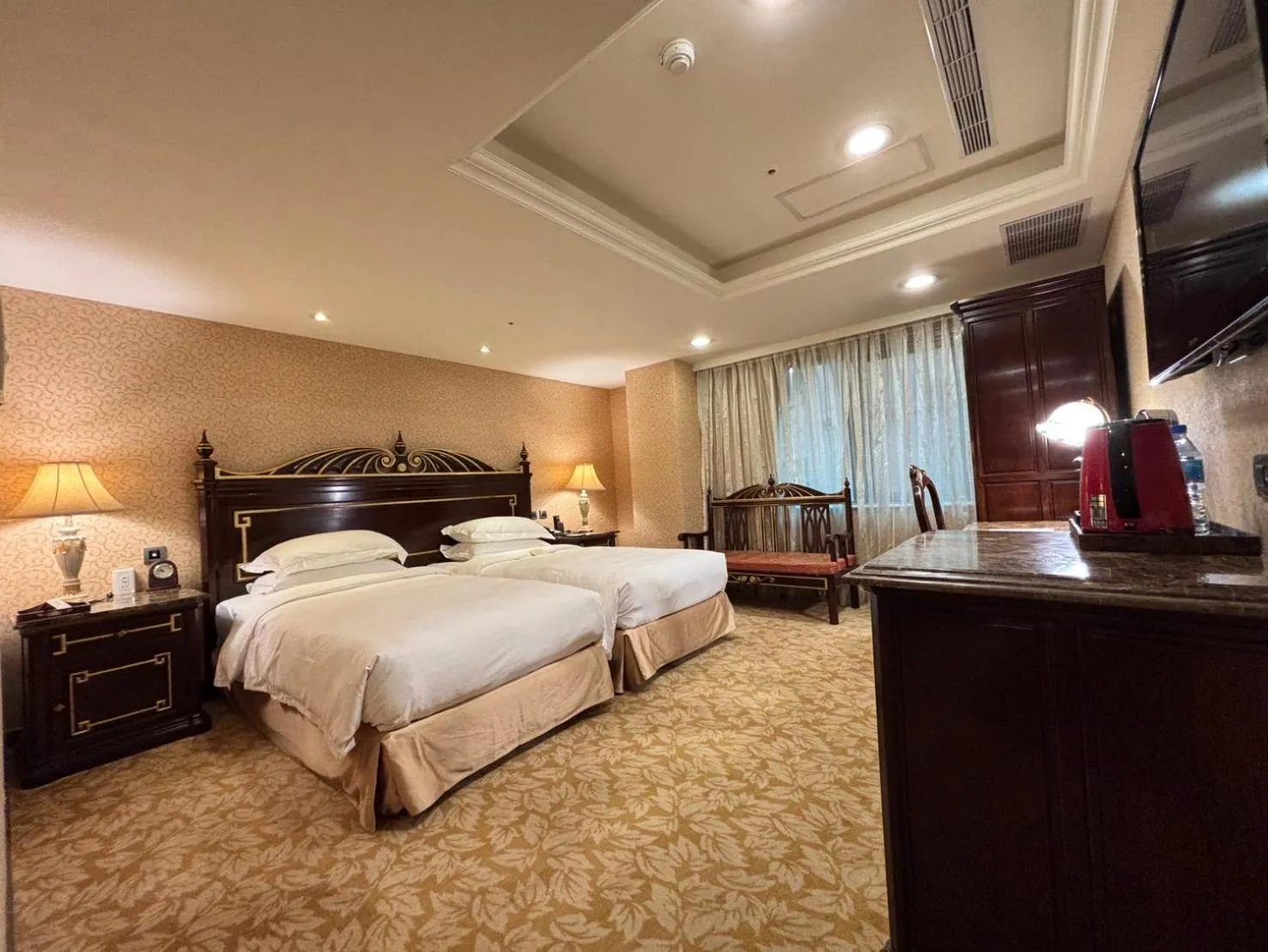 Photo of the whole room, Bed in Royal Seasons Hotel Taipei ‧ Nanjing W.