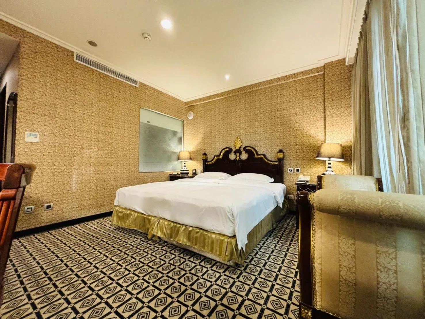 Bedroom, Bed in Royal Seasons Hotel Taipei ‧ Nanjing W.