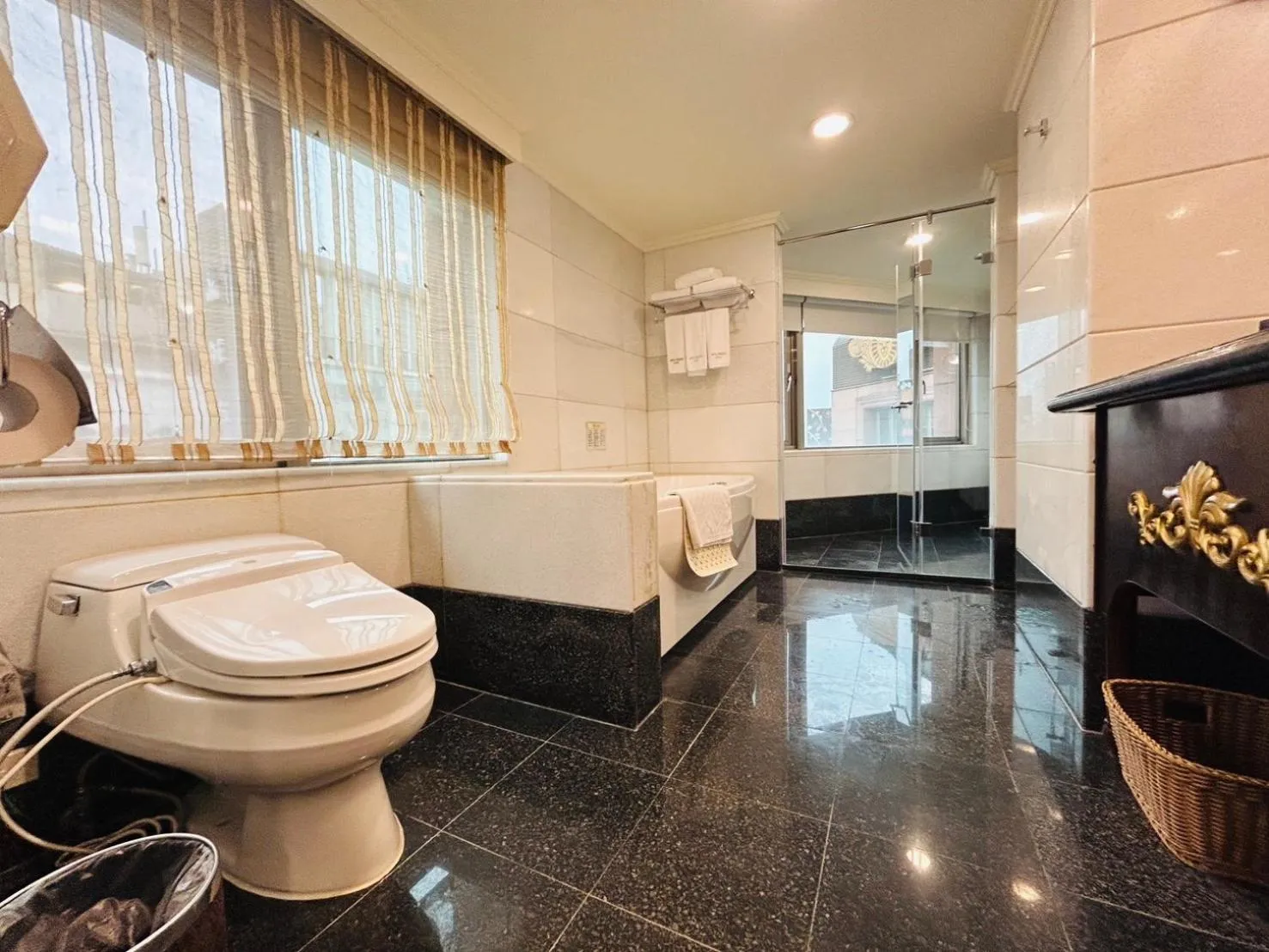 Bath in Royal Seasons Hotel Taipei ‧ Nanjing W.