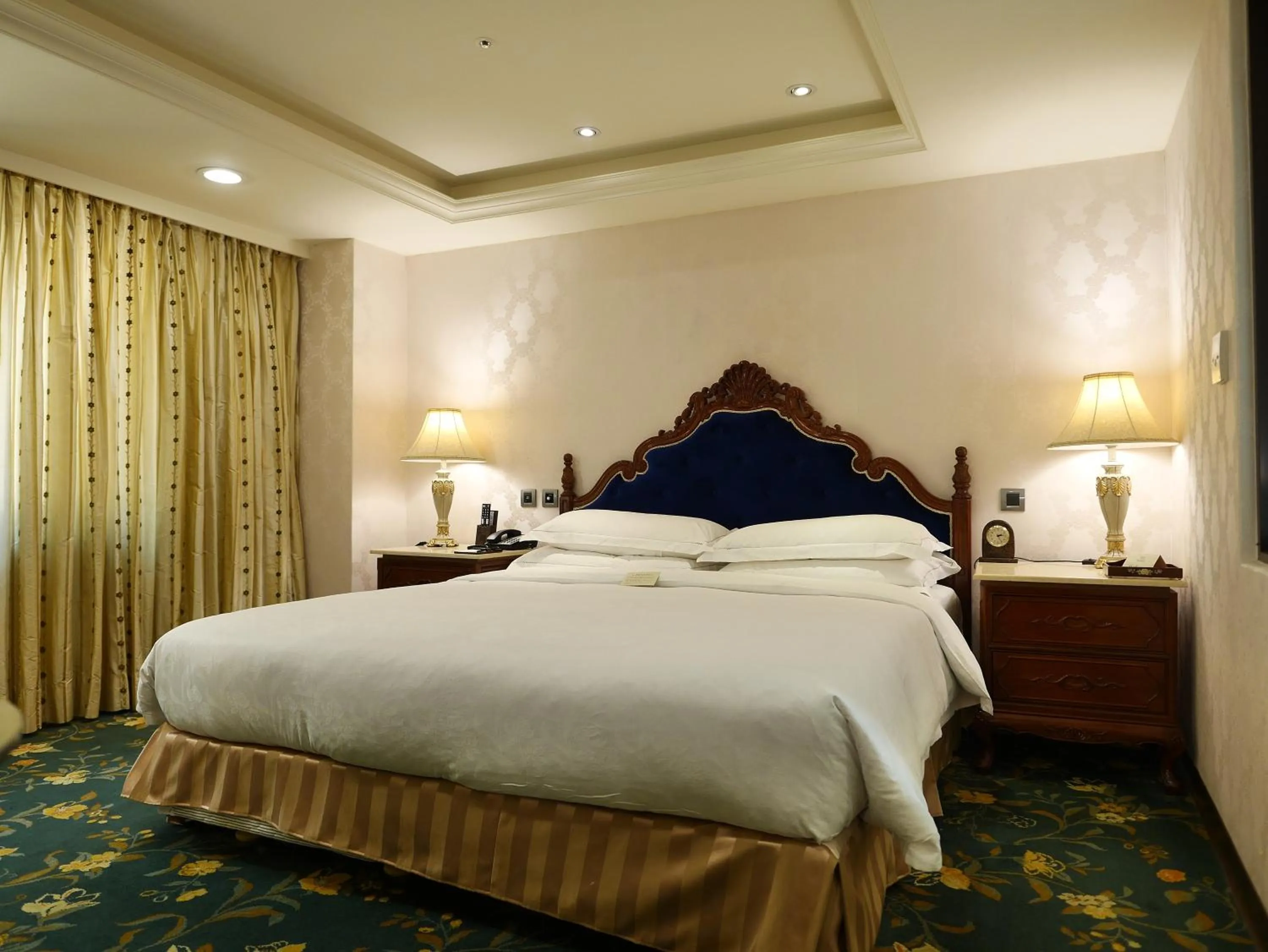 Bed in Royal Seasons Hotel Taipei ‧ Nanjing W.