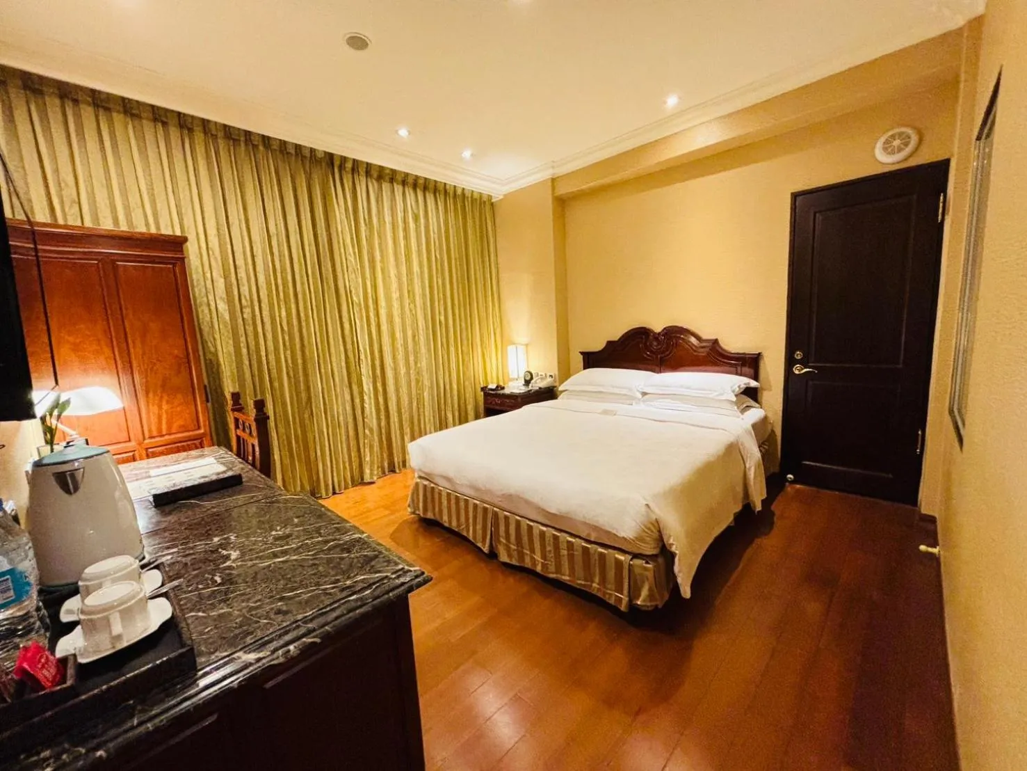 Photo of the whole room, Bed in Royal Seasons Hotel Taipei ‧ Nanjing W.