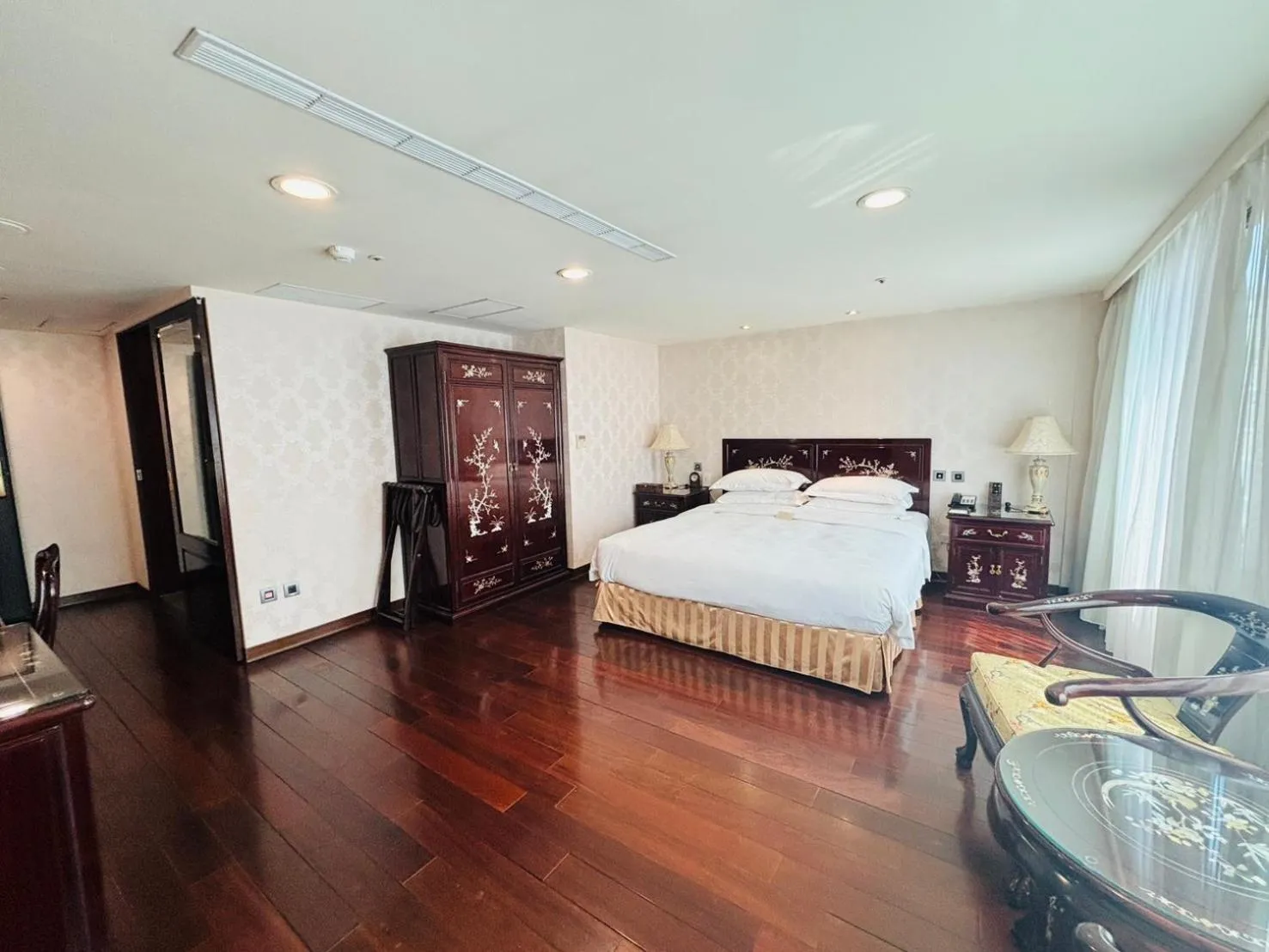 Photo of the whole room, Bed in Royal Seasons Hotel Taipei ‧ Nanjing W.