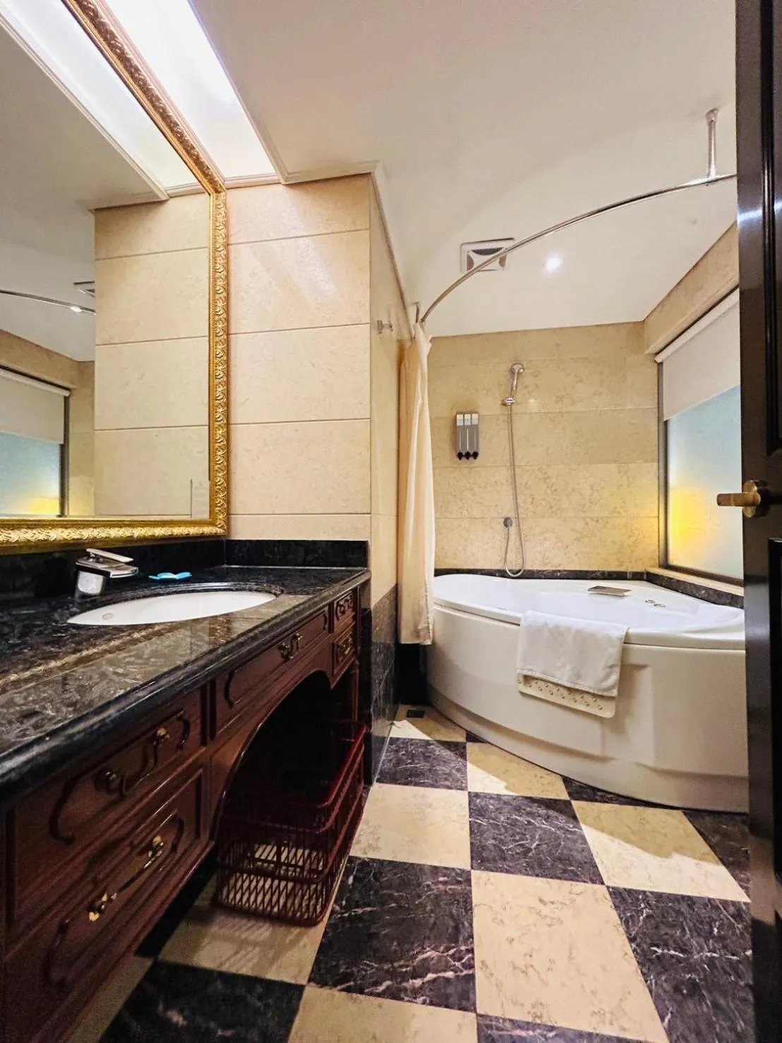 Bath in Royal Seasons Hotel Taipei ‧ Nanjing W.