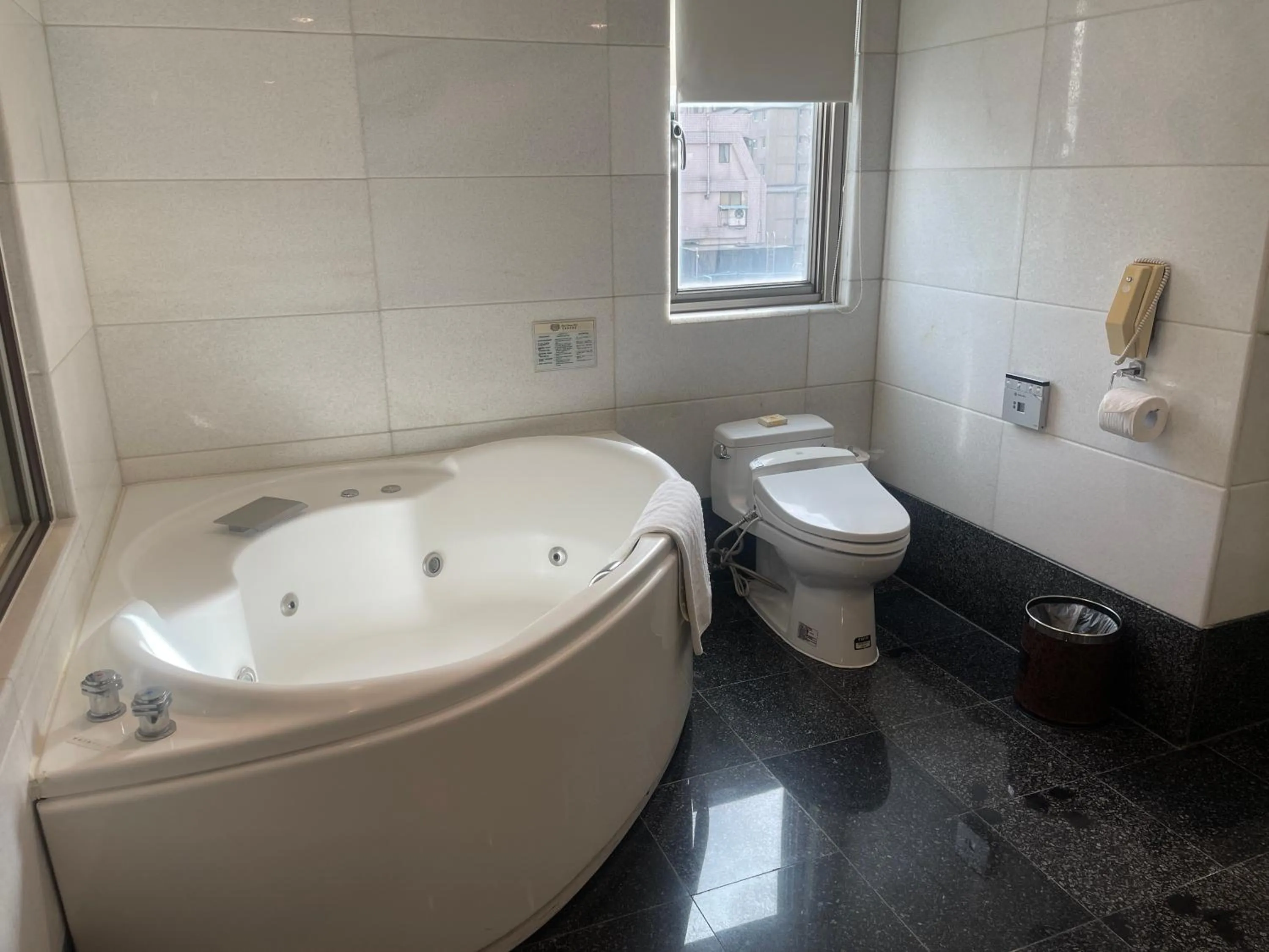 Toilet in Royal Seasons Hotel Taipei ‧ Nanjing W.