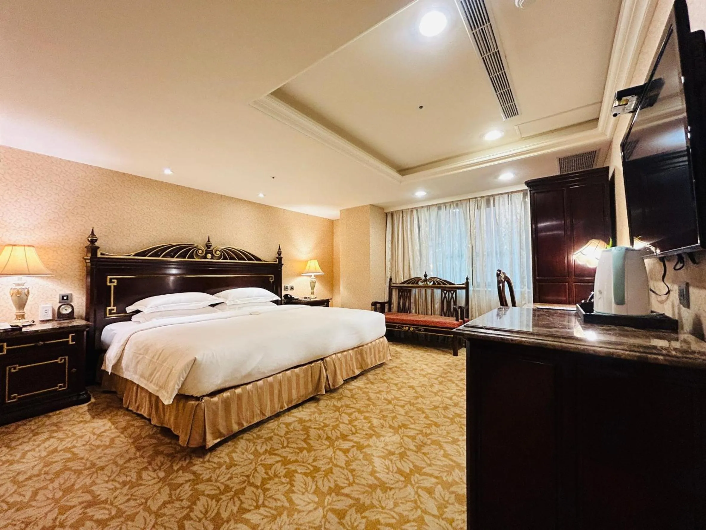 Bedroom, Bed in Royal Seasons Hotel Taipei ‧ Nanjing W.