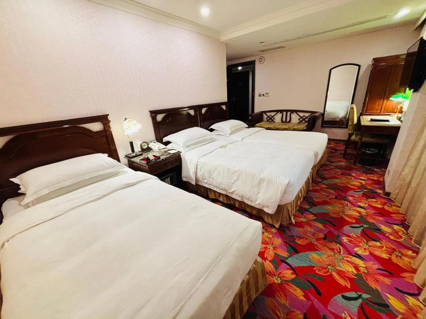 Photo of the whole room, Bed in Royal Seasons Hotel Taipei ‧ Nanjing W.