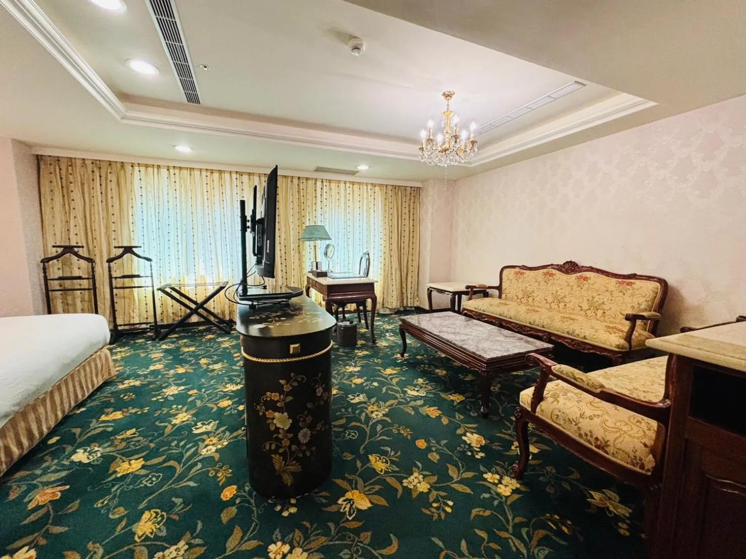 Photo of the whole room, Bed in Royal Seasons Hotel Taipei ‧ Nanjing W.
