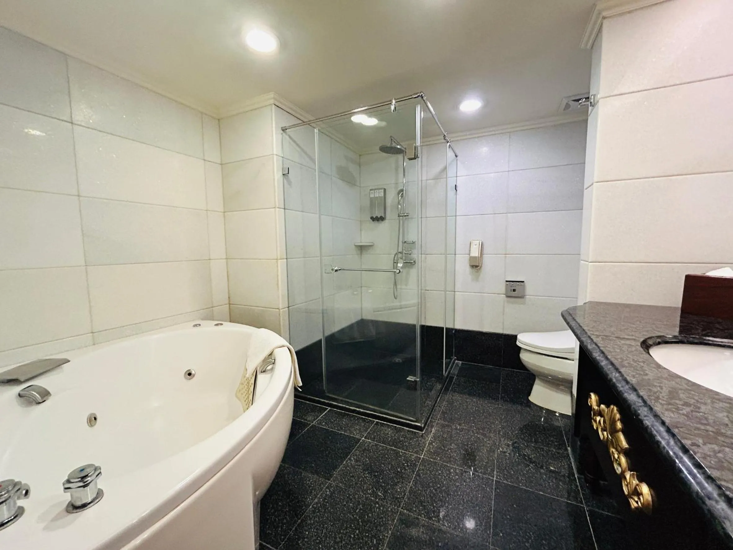 Bathroom in Royal Seasons Hotel Taipei ‧ Nanjing W.