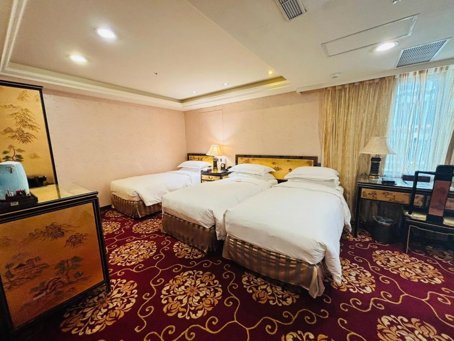 Photo of the whole room, Bed in Royal Seasons Hotel Taipei ‧ Nanjing W.