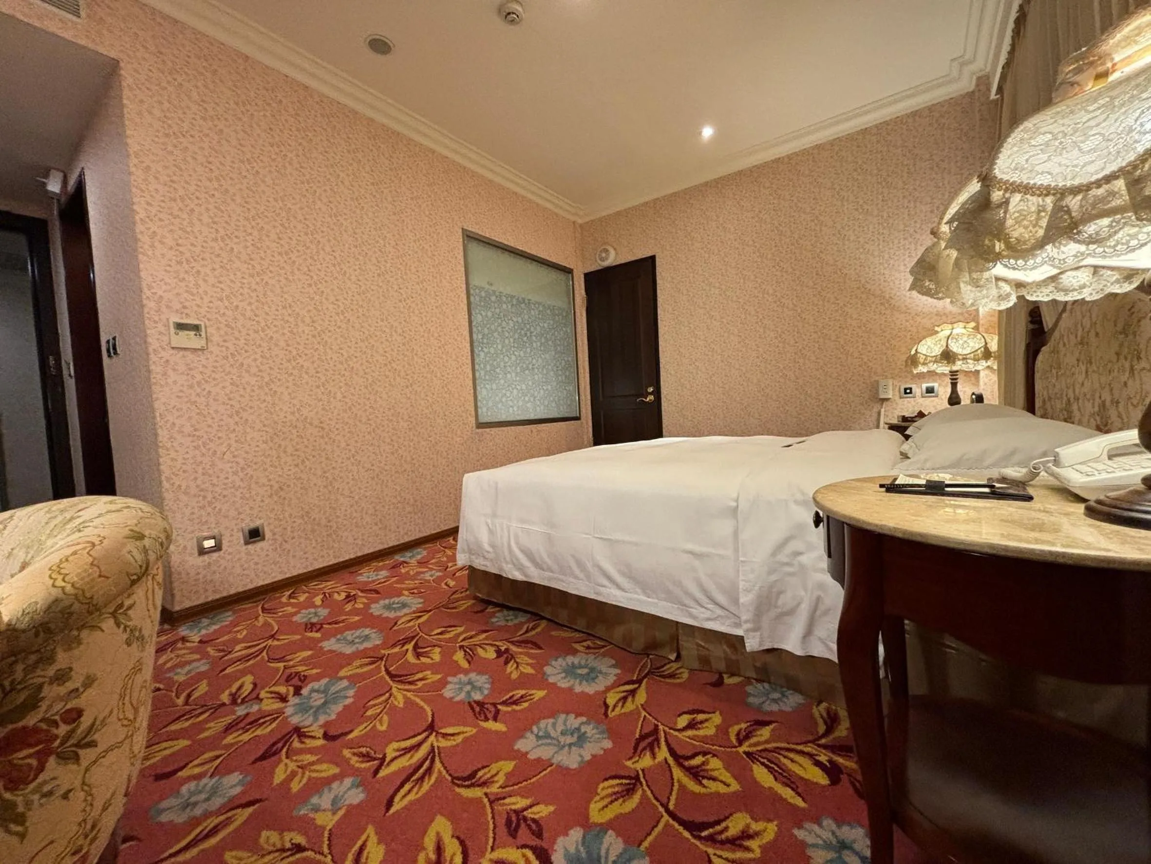Bed in Royal Seasons Hotel Taipei ‧ Nanjing W.