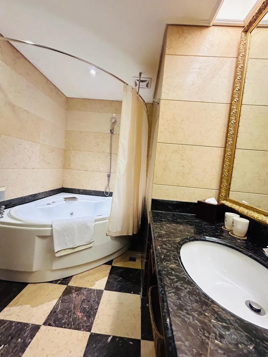 Bath in Royal Seasons Hotel Taipei ‧ Nanjing W.