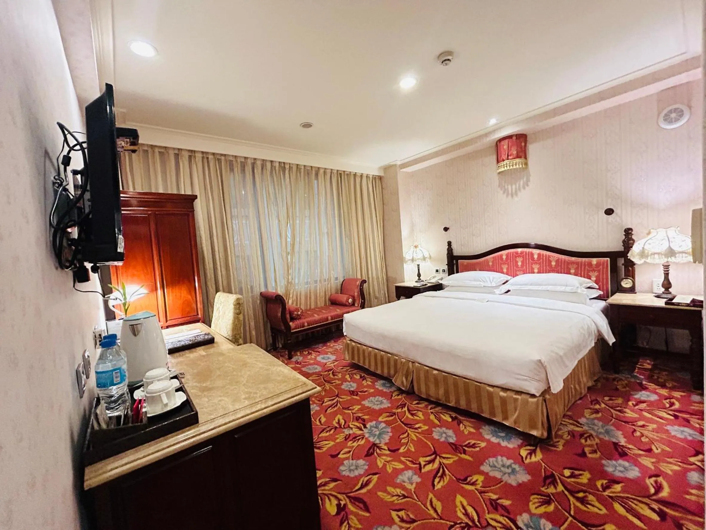 Bedroom, Bed in Royal Seasons Hotel Taipei ‧ Nanjing W.