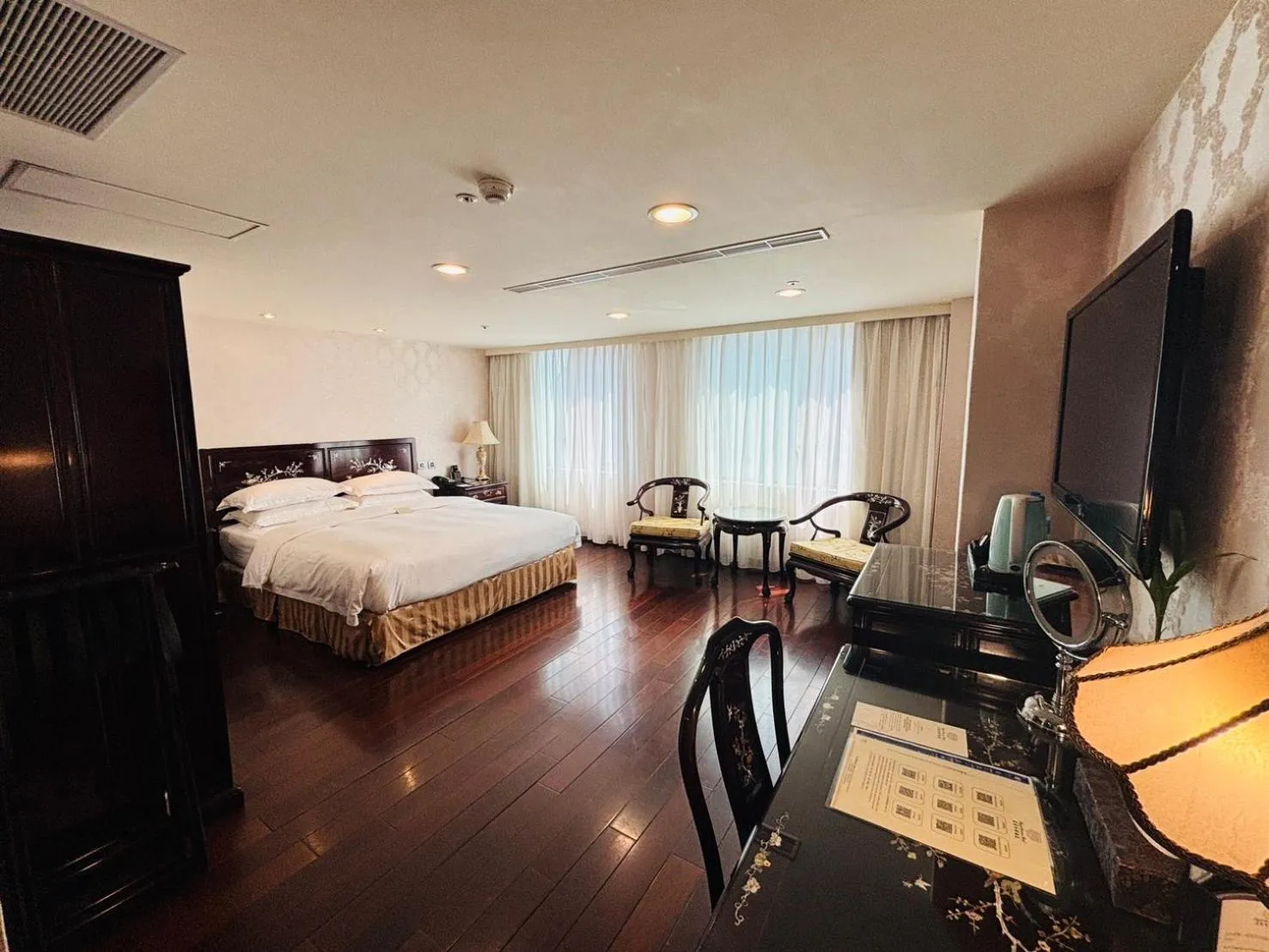 Photo of the whole room, Bed in Royal Seasons Hotel Taipei ‧ Nanjing W.