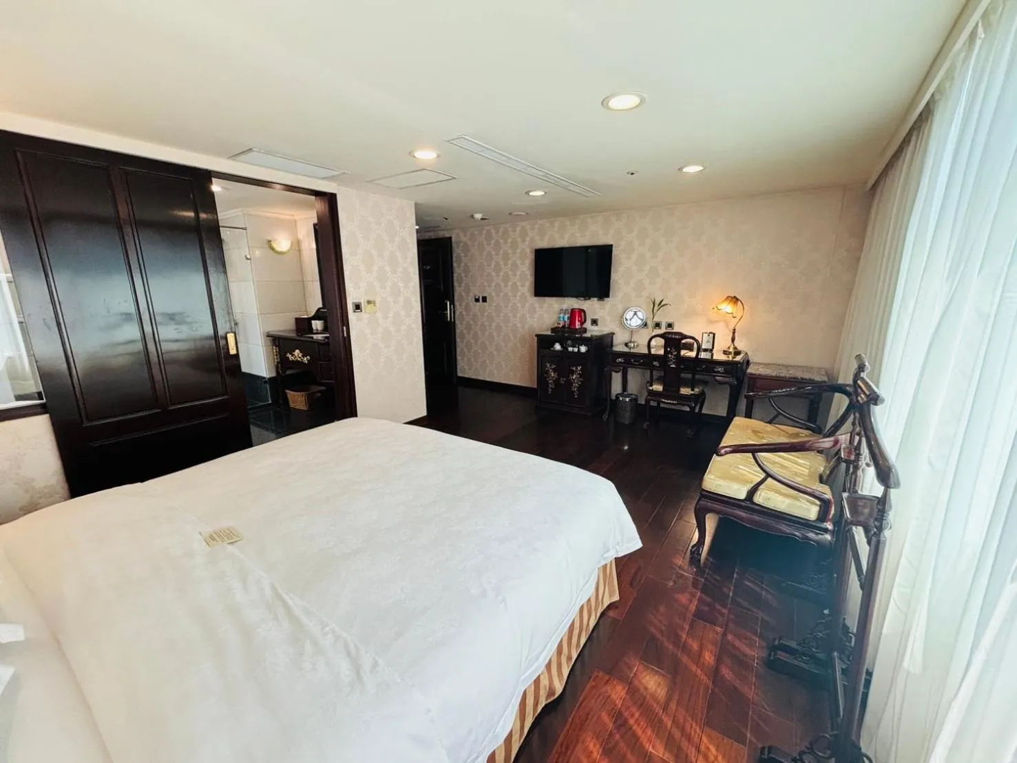 Photo of the whole room, Bed in Royal Seasons Hotel Taipei ‧ Nanjing W.