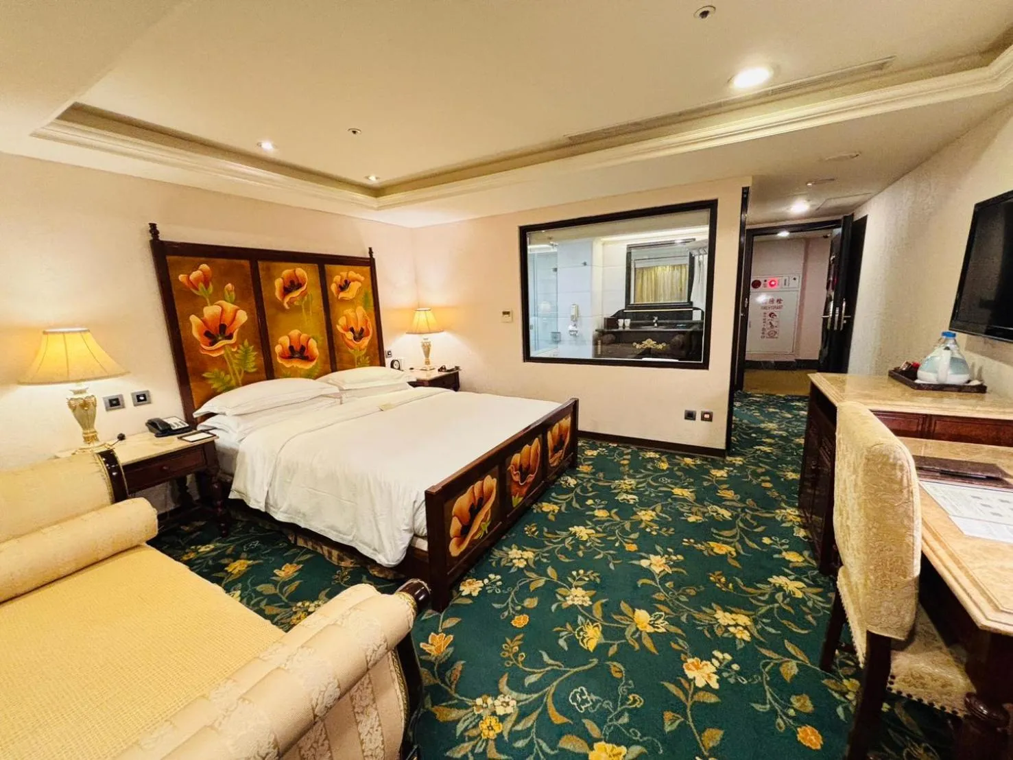 Photo of the whole room, Bed in Royal Seasons Hotel Taipei ‧ Nanjing W.