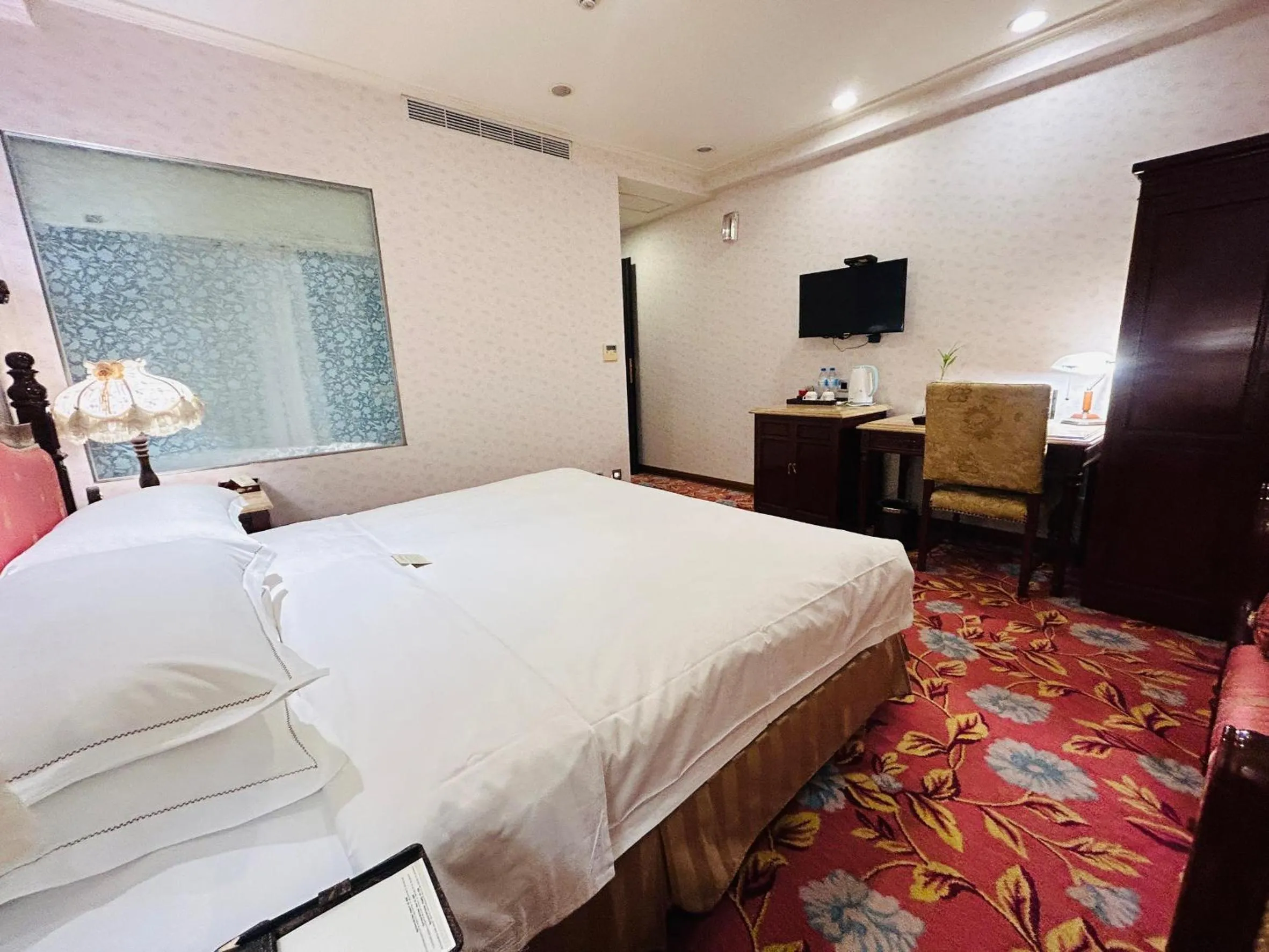 Bedroom, Bed in Royal Seasons Hotel Taipei ‧ Nanjing W.