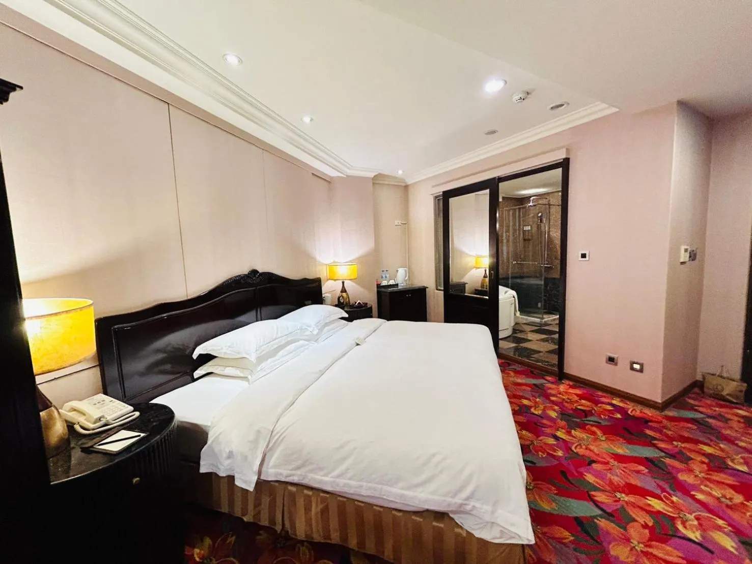 Bedroom, Bed in Royal Seasons Hotel Taipei ‧ Nanjing W.
