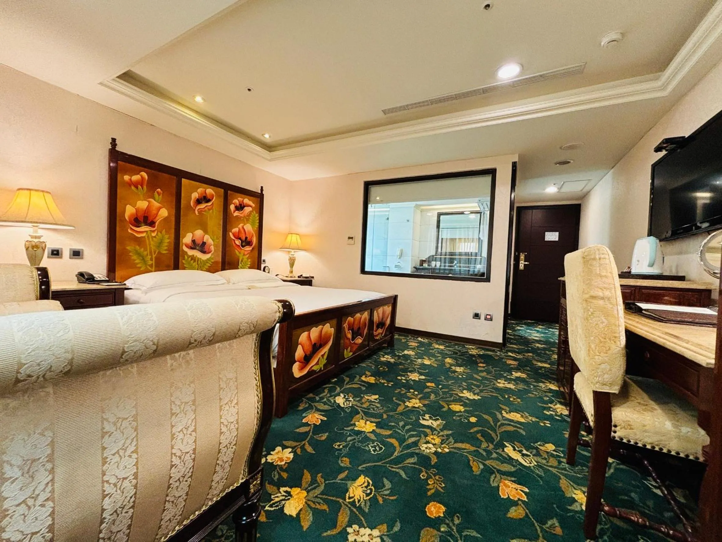 Bed in Royal Seasons Hotel Taipei ‧ Nanjing W.