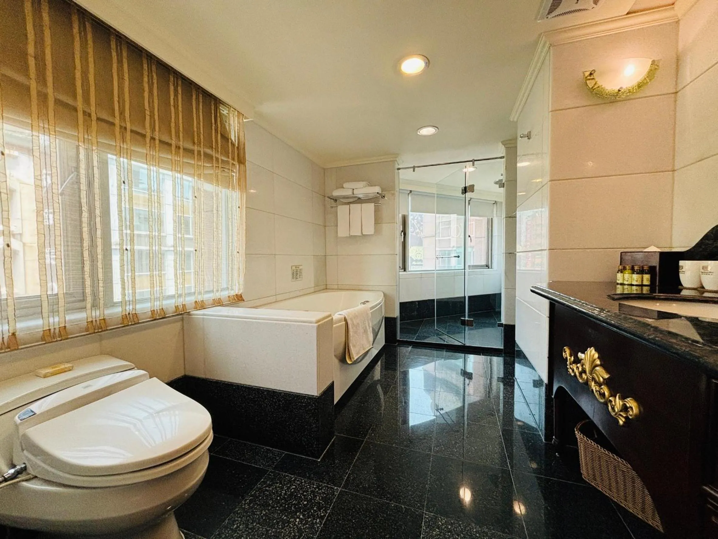 Toilet in Royal Seasons Hotel Taipei ‧ Nanjing W.