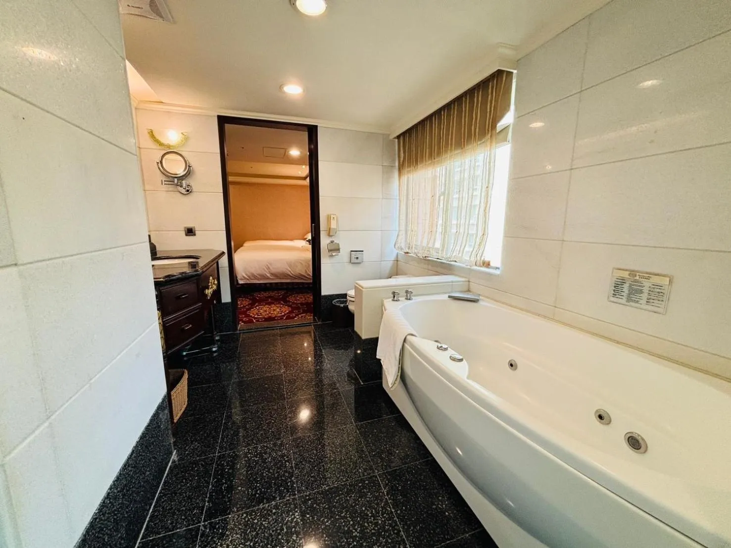 Bathroom, Bed in Royal Seasons Hotel Taipei ‧ Nanjing W.