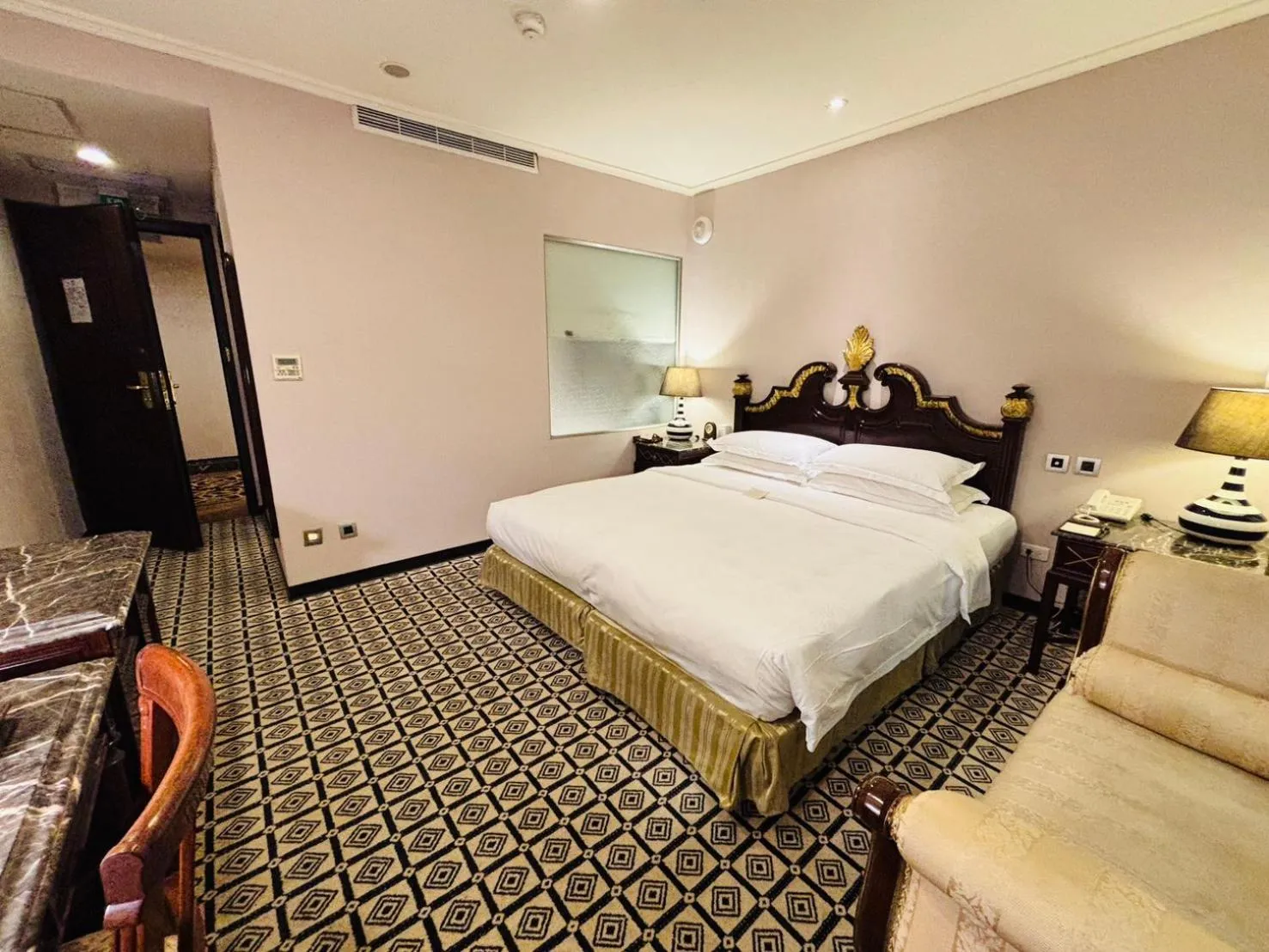 Photo of the whole room, Bed in Royal Seasons Hotel Taipei ‧ Nanjing W.