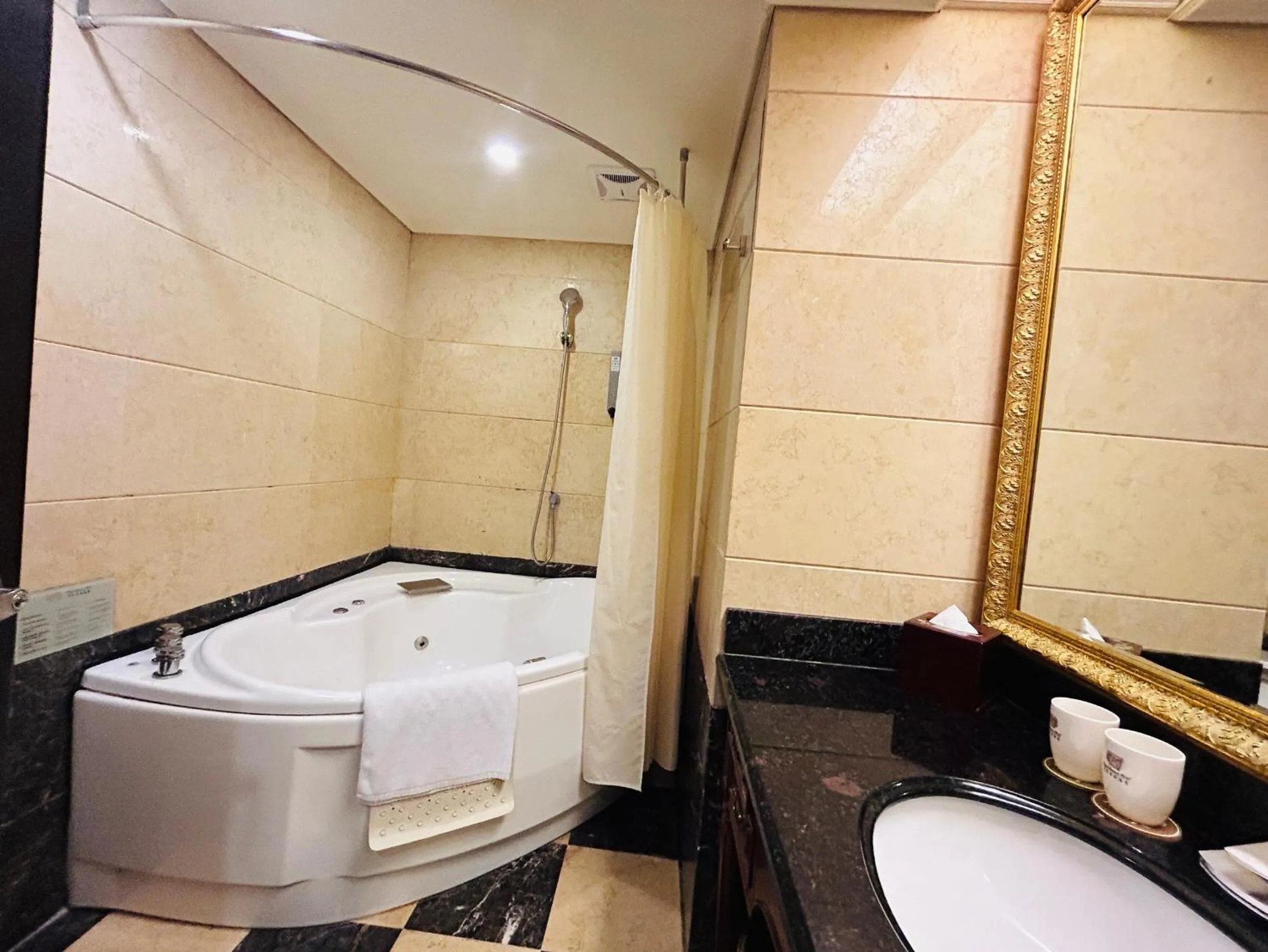 Hot Tub in Royal Seasons Hotel Taipei ‧ Nanjing W.