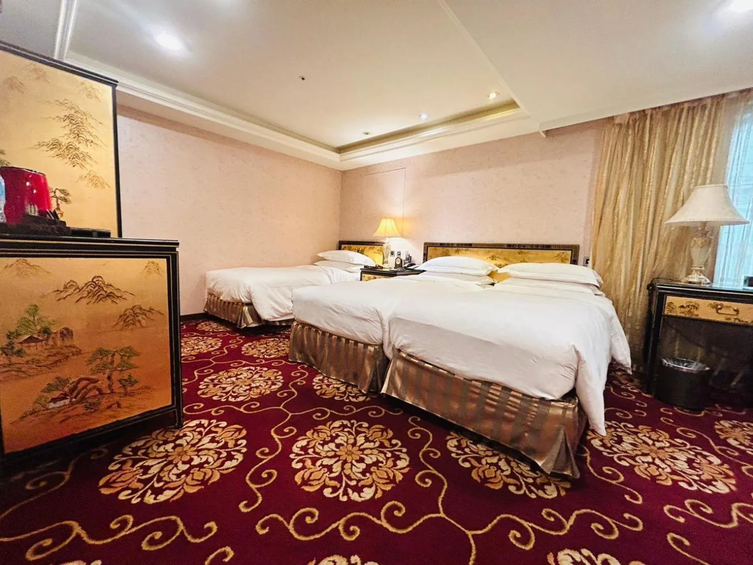 Photo of the whole room, Bed in Royal Seasons Hotel Taipei ‧ Nanjing W.