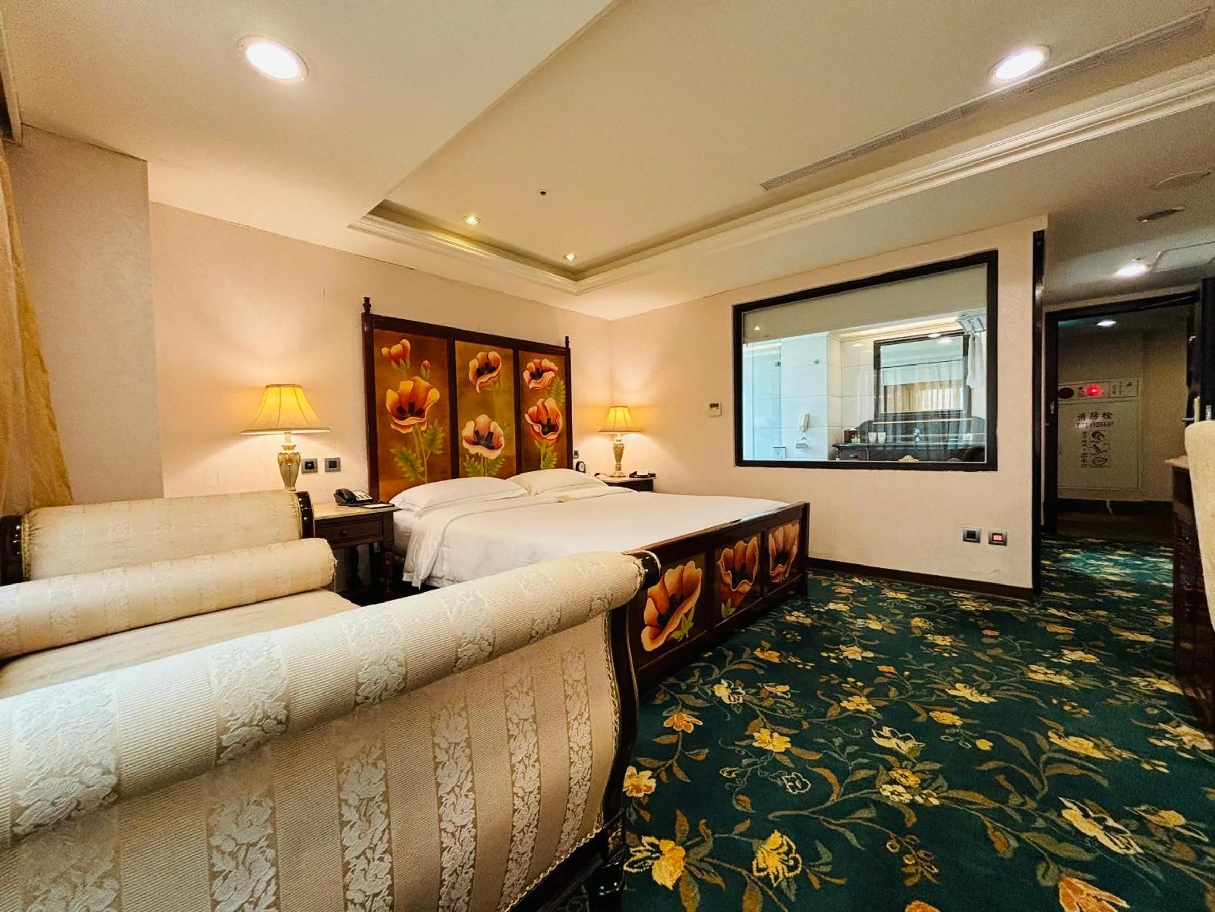 Seating area, Bed in Royal Seasons Hotel Taipei ‧ Nanjing W.