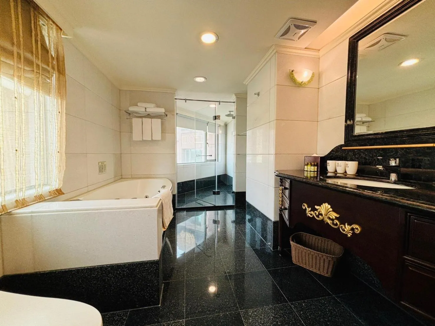 Bath, Bed in Royal Seasons Hotel Taipei ‧ Nanjing W.