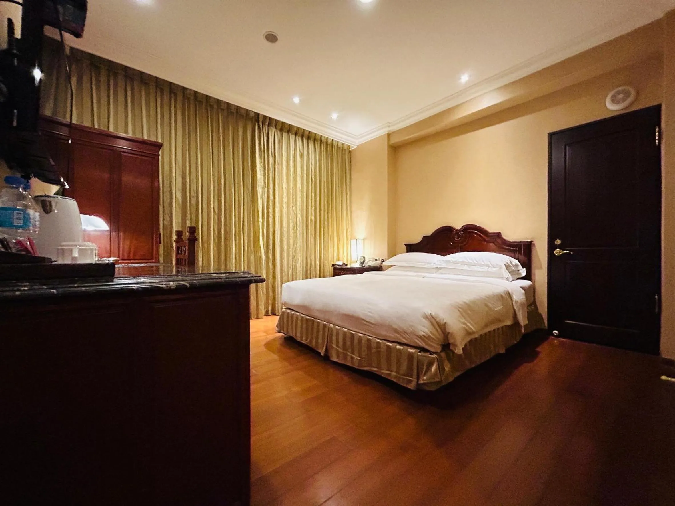 Photo of the whole room, Bed in Royal Seasons Hotel Taipei ‧ Nanjing W.