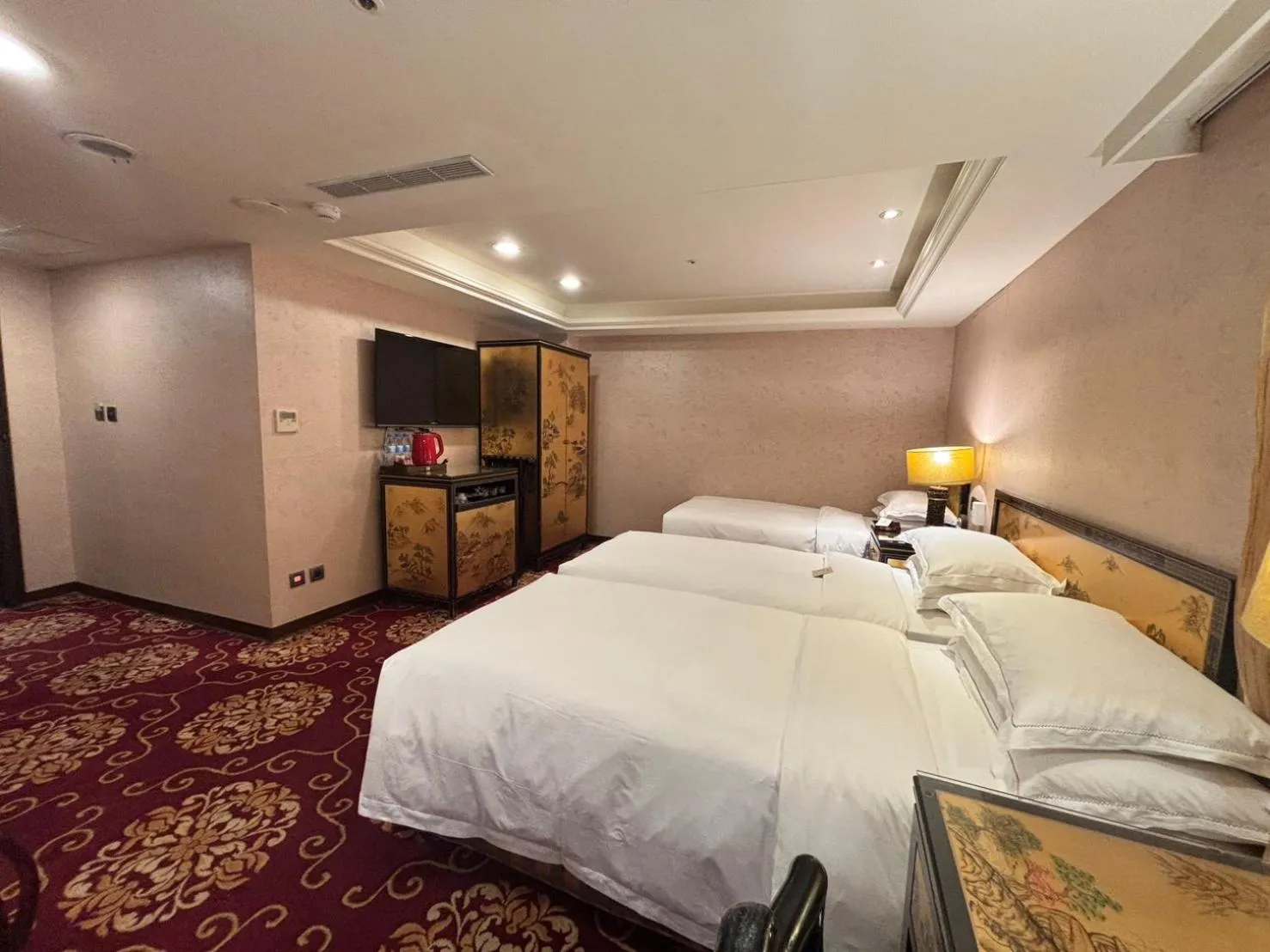 Photo of the whole room, Bed in Royal Seasons Hotel Taipei ‧ Nanjing W.