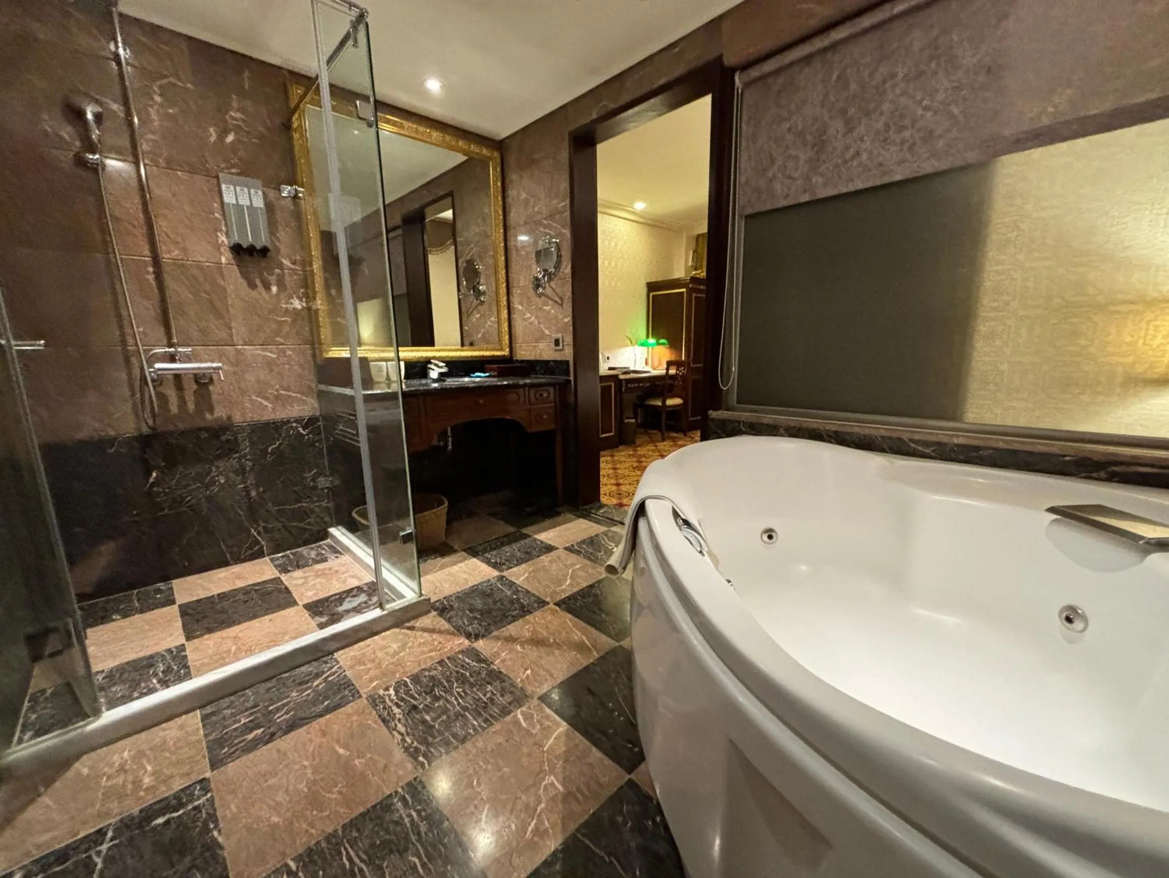 Toilet in Royal Seasons Hotel Taipei ‧ Nanjing W.