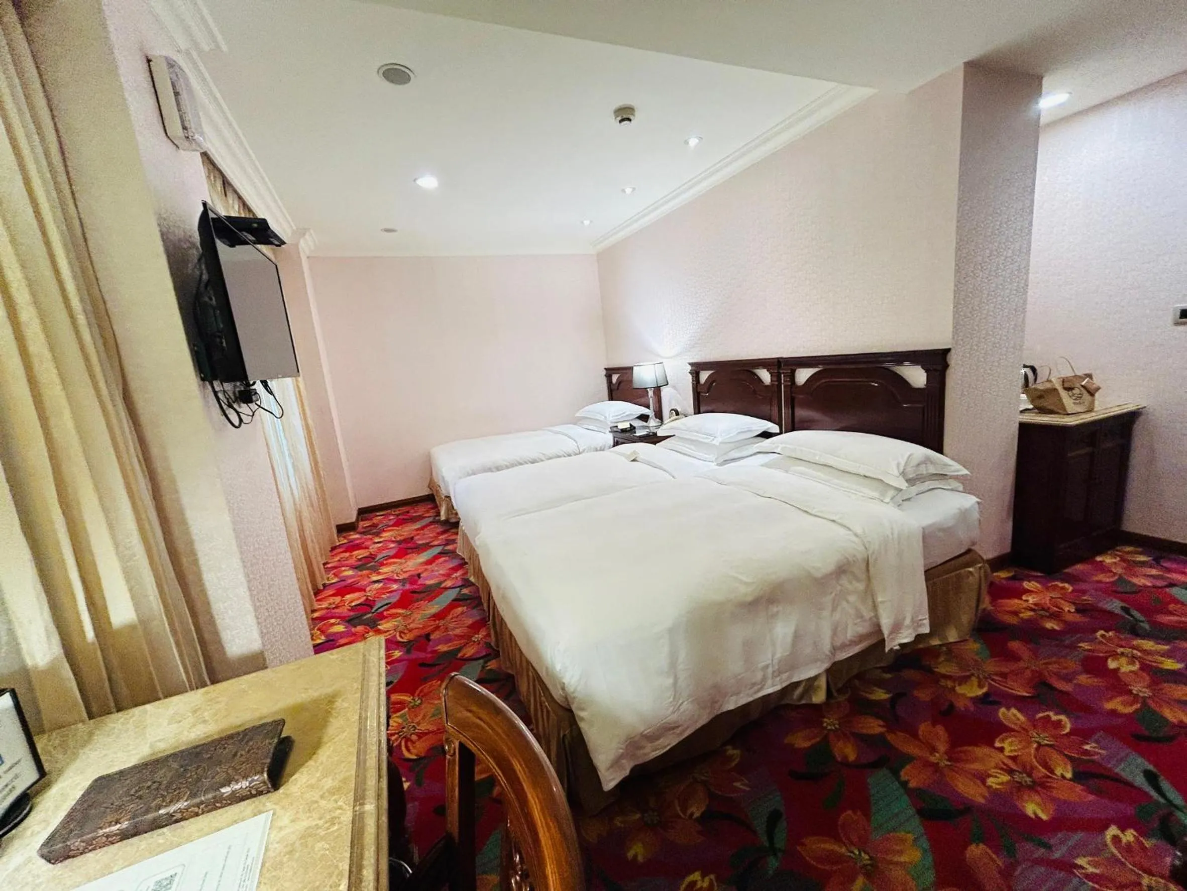 TV and multimedia, Bed in Royal Seasons Hotel Taipei ‧ Nanjing W.