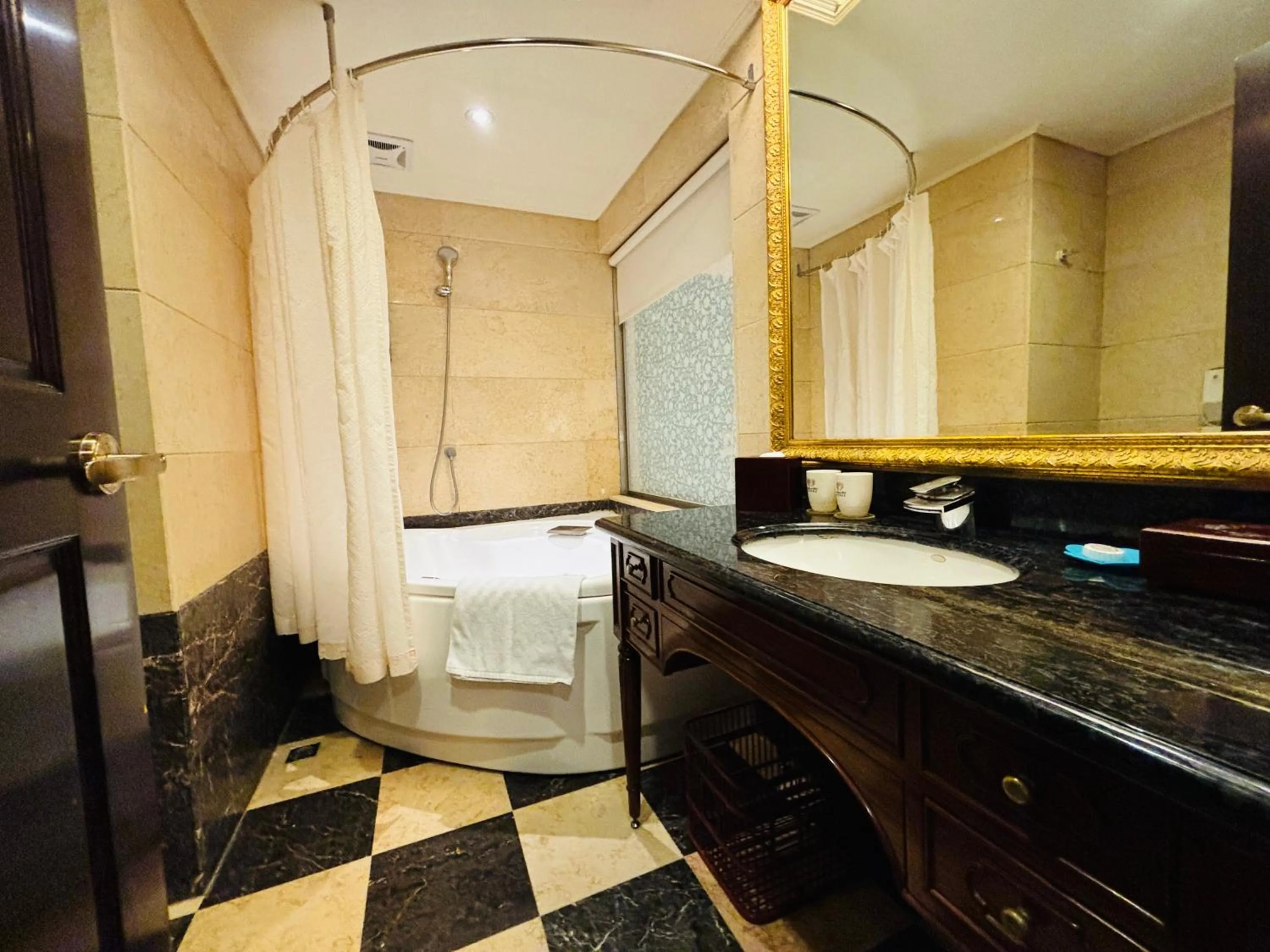 Bath in Royal Seasons Hotel Taipei ‧ Nanjing W.